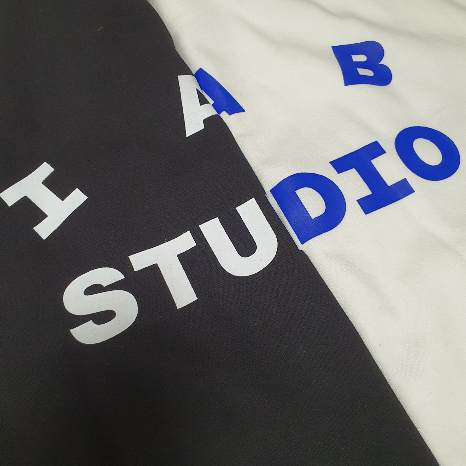 IAB Studio 10th Anniversary T-Shirts Pack White & Black (2 Pack) 착용 스타일 - 2