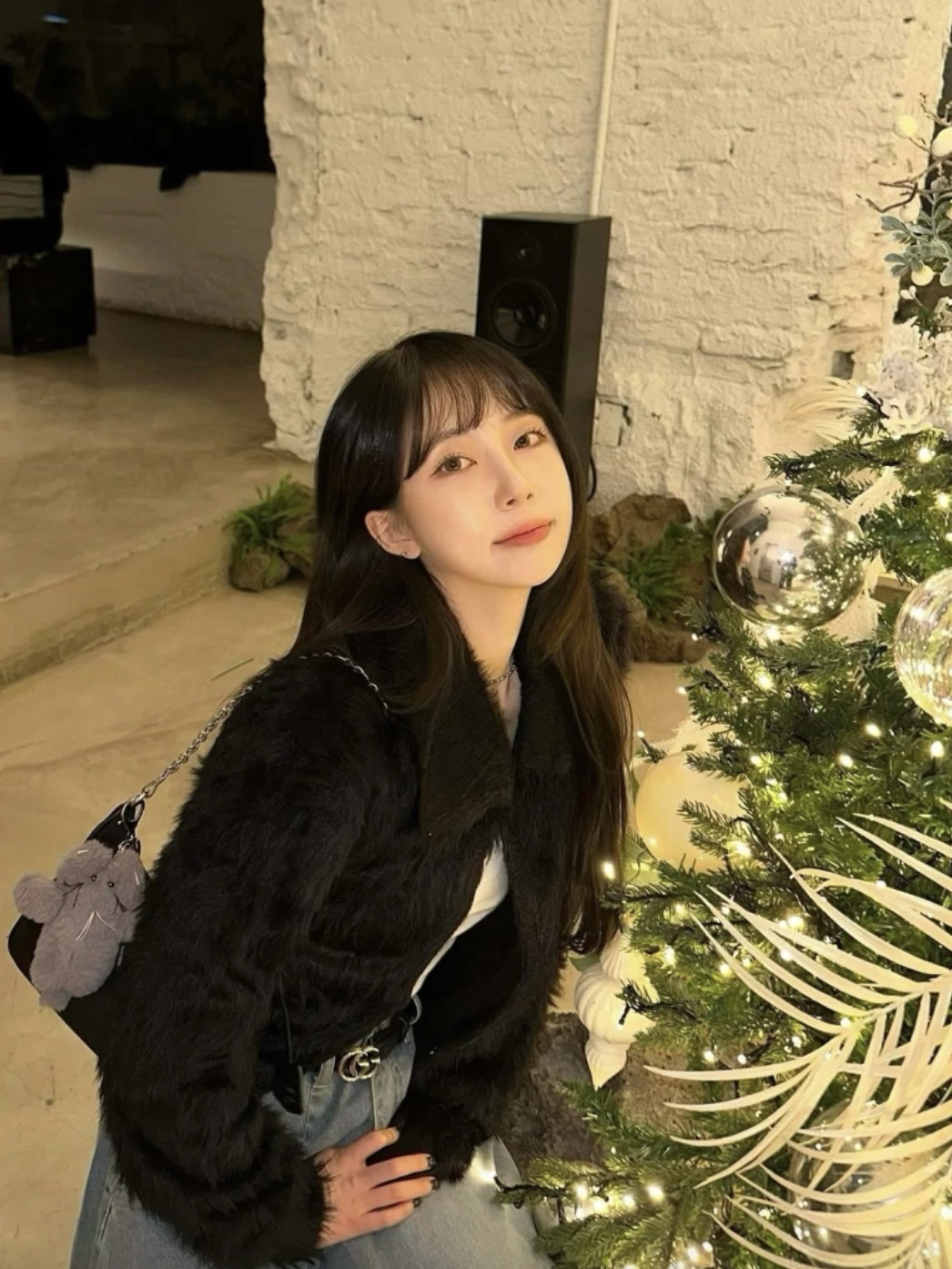 Prada Re-Edition 2005 Re-Nylon Shoulder Bag Black, Balenciaga Hourglass Small Handbag in Shiny Box Calfskin Black 착용 스타일 - 4