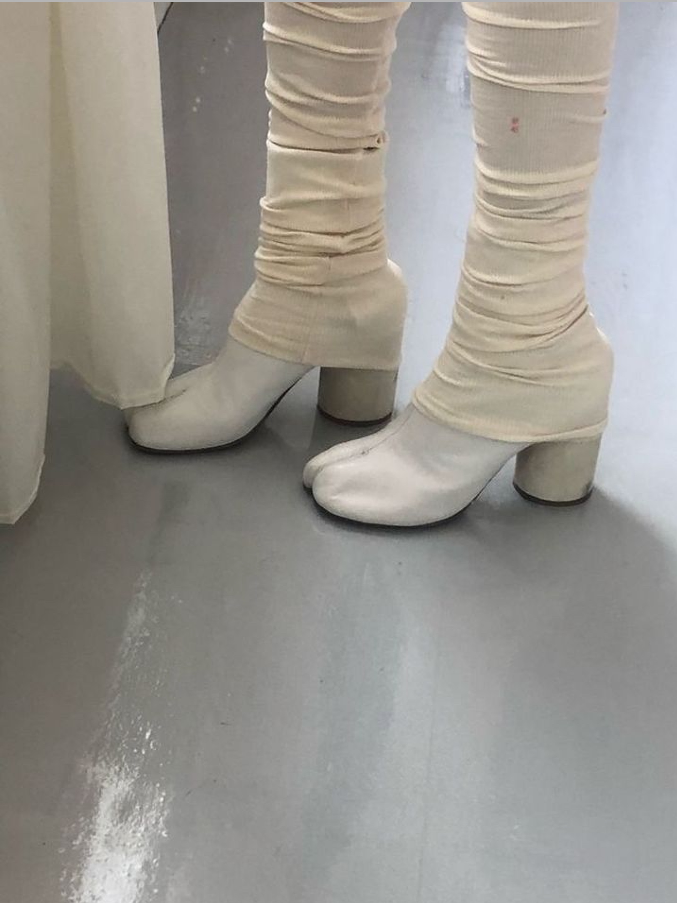 (W) Maison Margiela Tabi Ankle Boots Pale Blue, (W) Maison Margiela Tabi Ballerinas White 착용 스타일 - 2