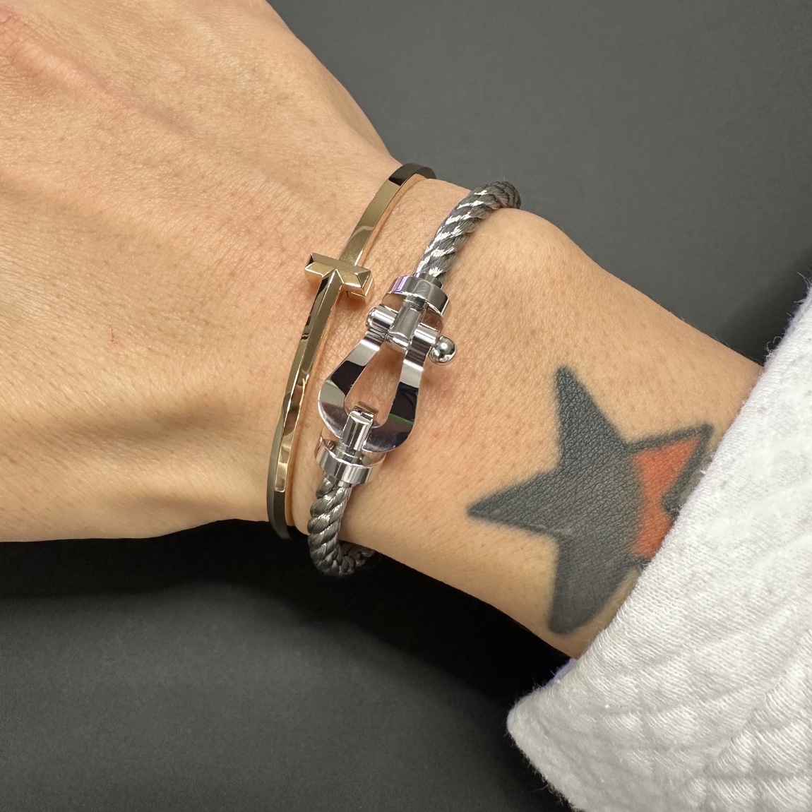 Tiffany & Co. Tiffany T1 Narrow Hinged Bangle Rose Gold, Fred Force 10 Steel Cable Bracelet Large 18K White Gold 착용 스타일 - 1