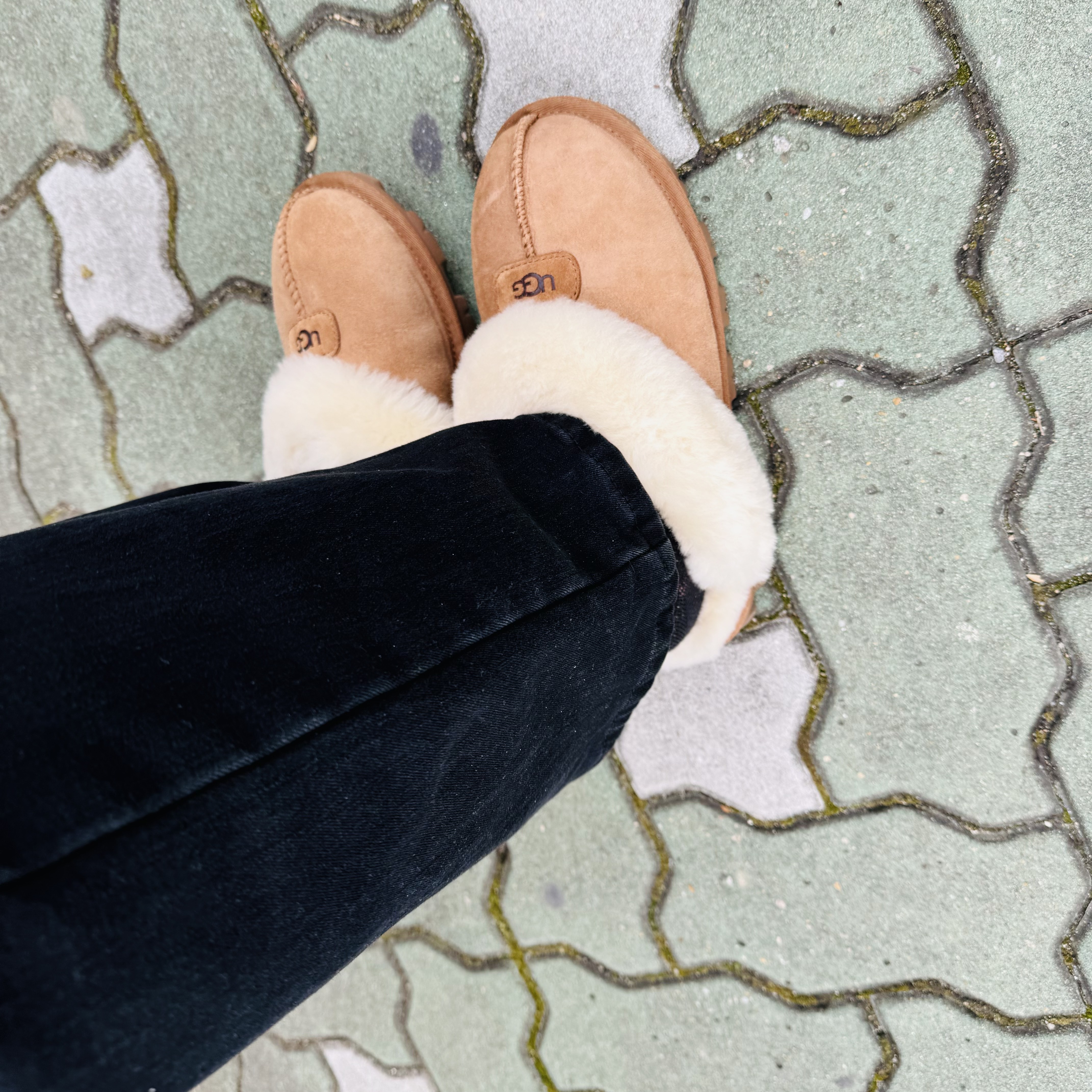 (W) UGG Coquette Slipper Chestnut 착용 스타일 - 2
