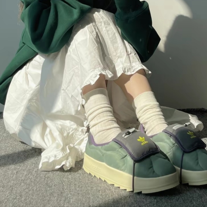 Adidas Puffylette Silver Green Grey 착용 스타일 - 4