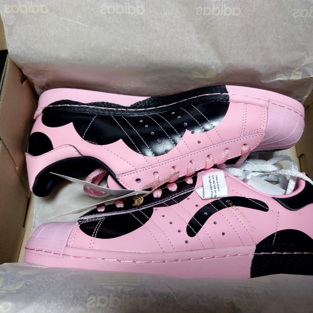 Adidas x Face Superstar 82 Light Pink Core Black 착용 스타일 - 1