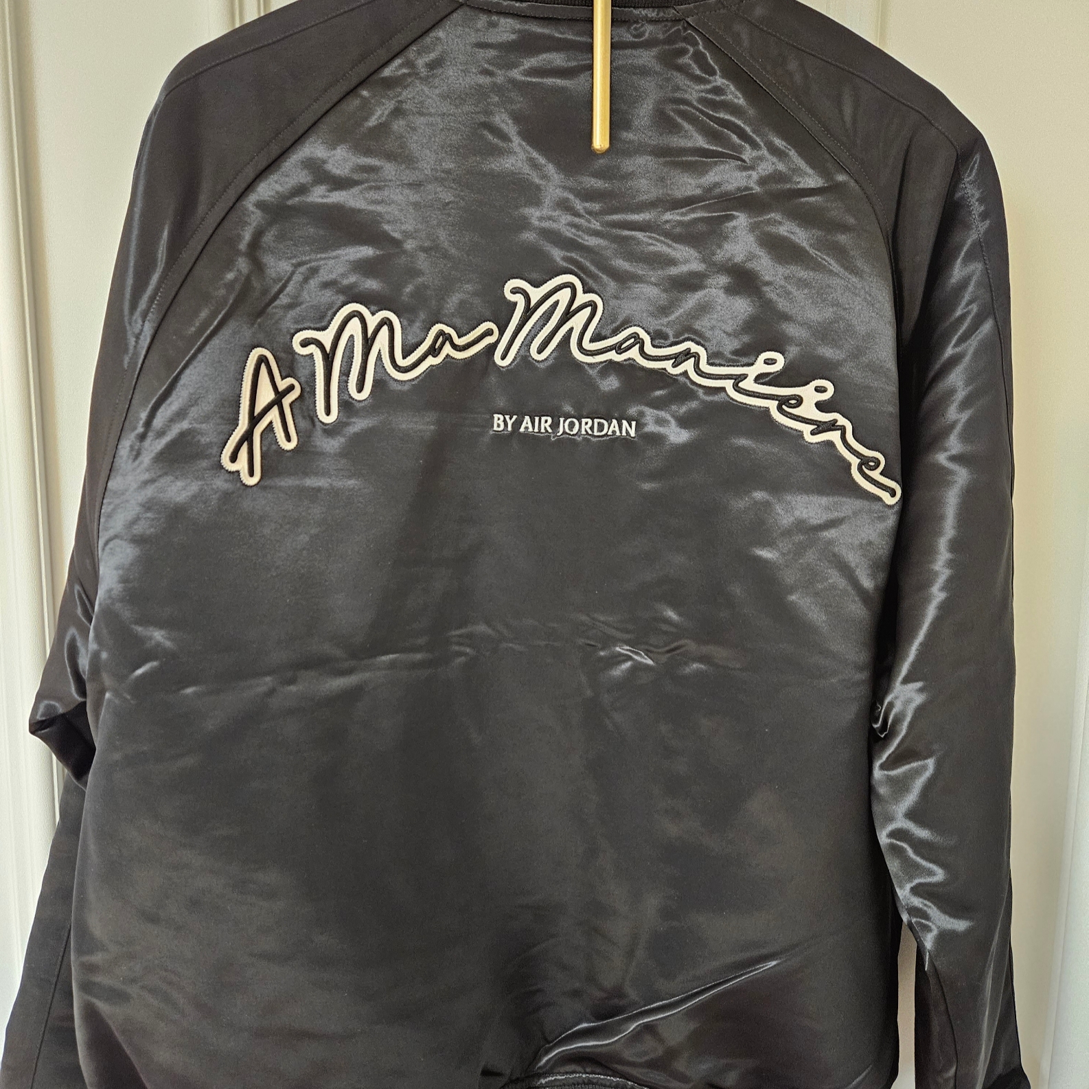 Jordan x A Ma Maniere Souvenir Jacket Black (FN0617-010) 착용 스타일 - 2