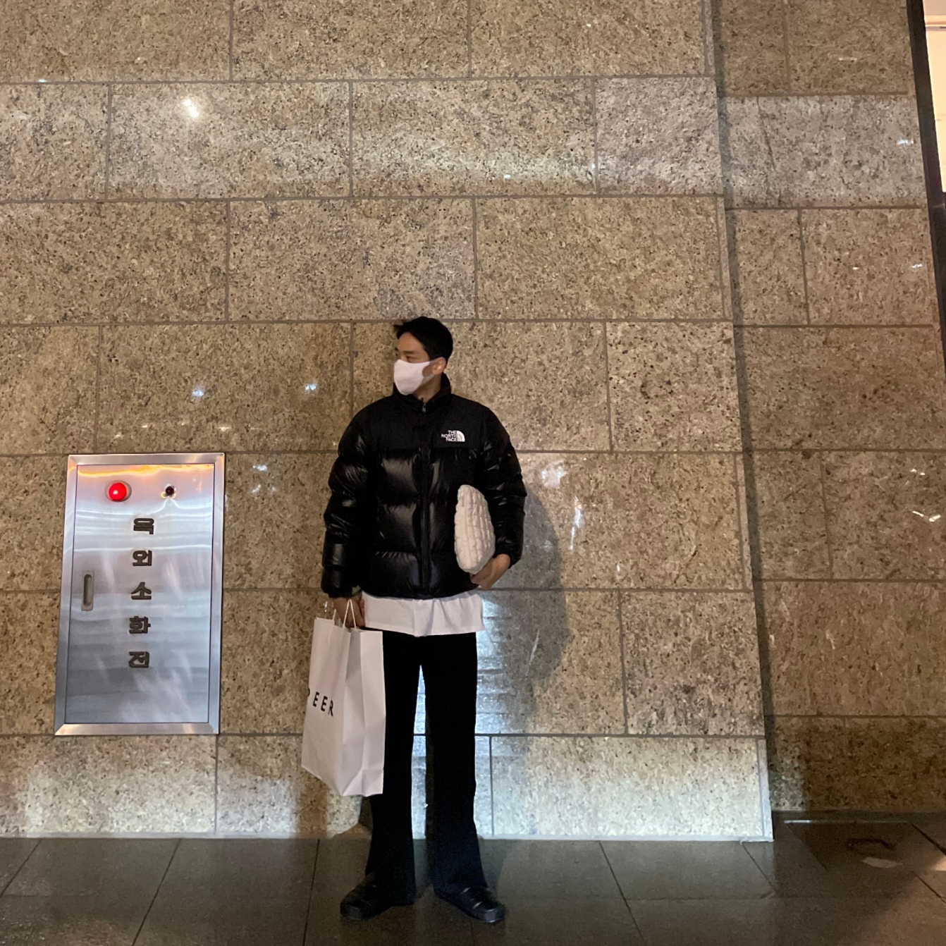COS Quilted  Laptop Case Off White, The North Face 1996 Eco Nuptse Jacket Real Black 착용 스타일 - 1