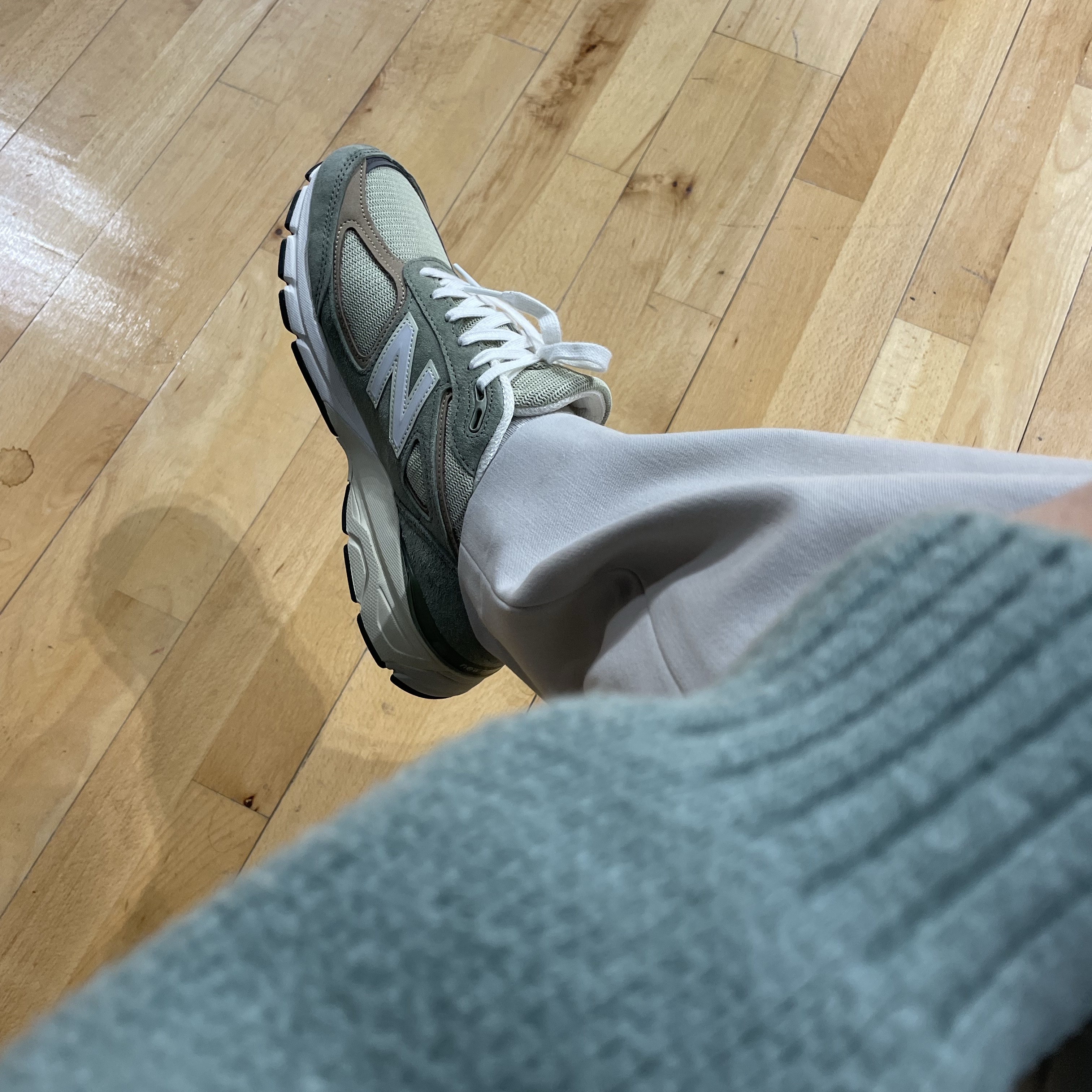 New Balance 990v4 Made in USA Olive Incense 착용 스타일