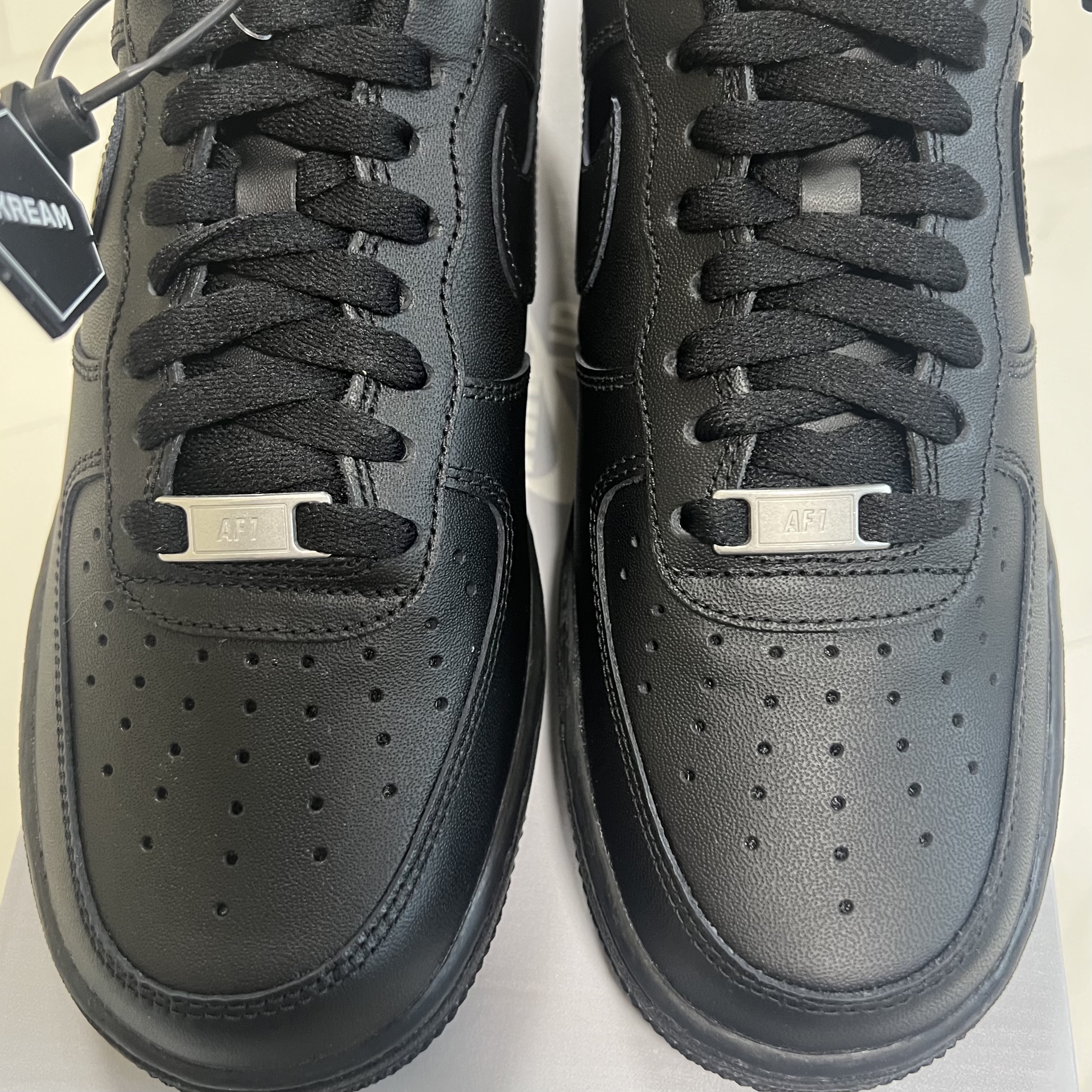 Nike Air Force 1 '07 Low Triple Black 착용 스타일 - 2