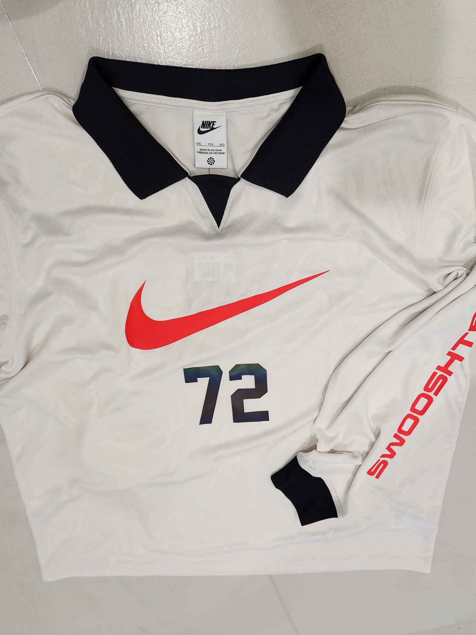 Nike NSW Long Sleeve T-Shirt Phantom Black Bright Crimson 착용 스타일