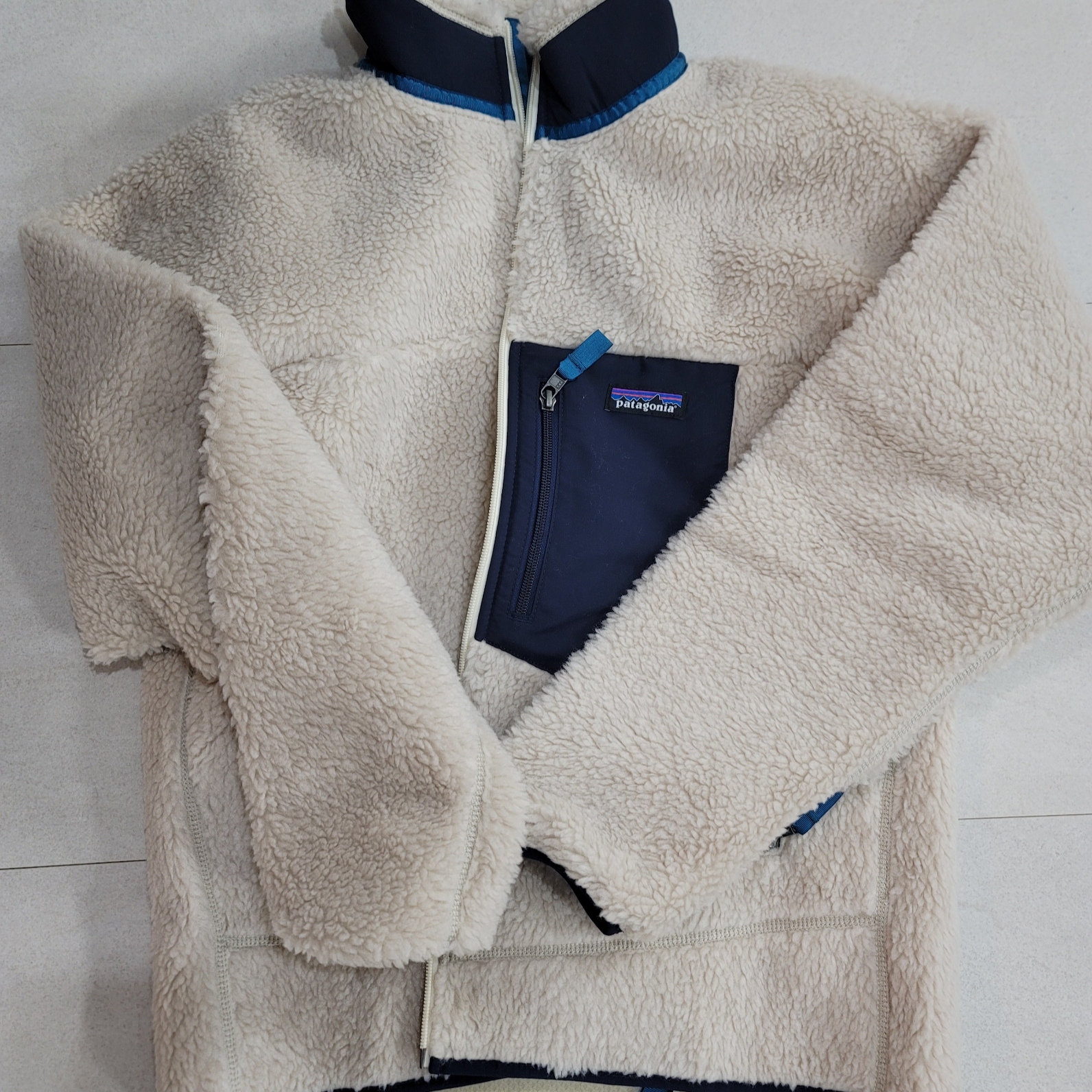 Patagonia Classic Retro-X Jacket Natural 착용 스타일 - 2