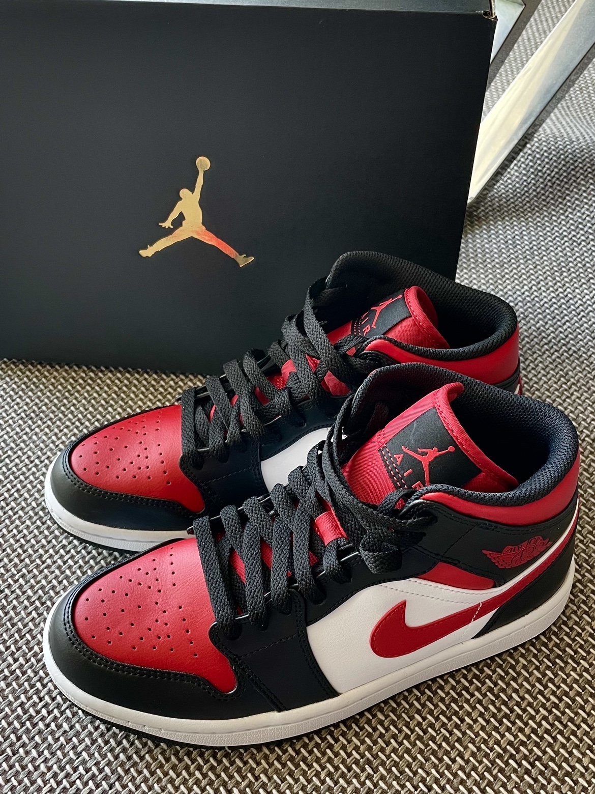 Jordan 1 Mid Black Fire Red 착용 스타일