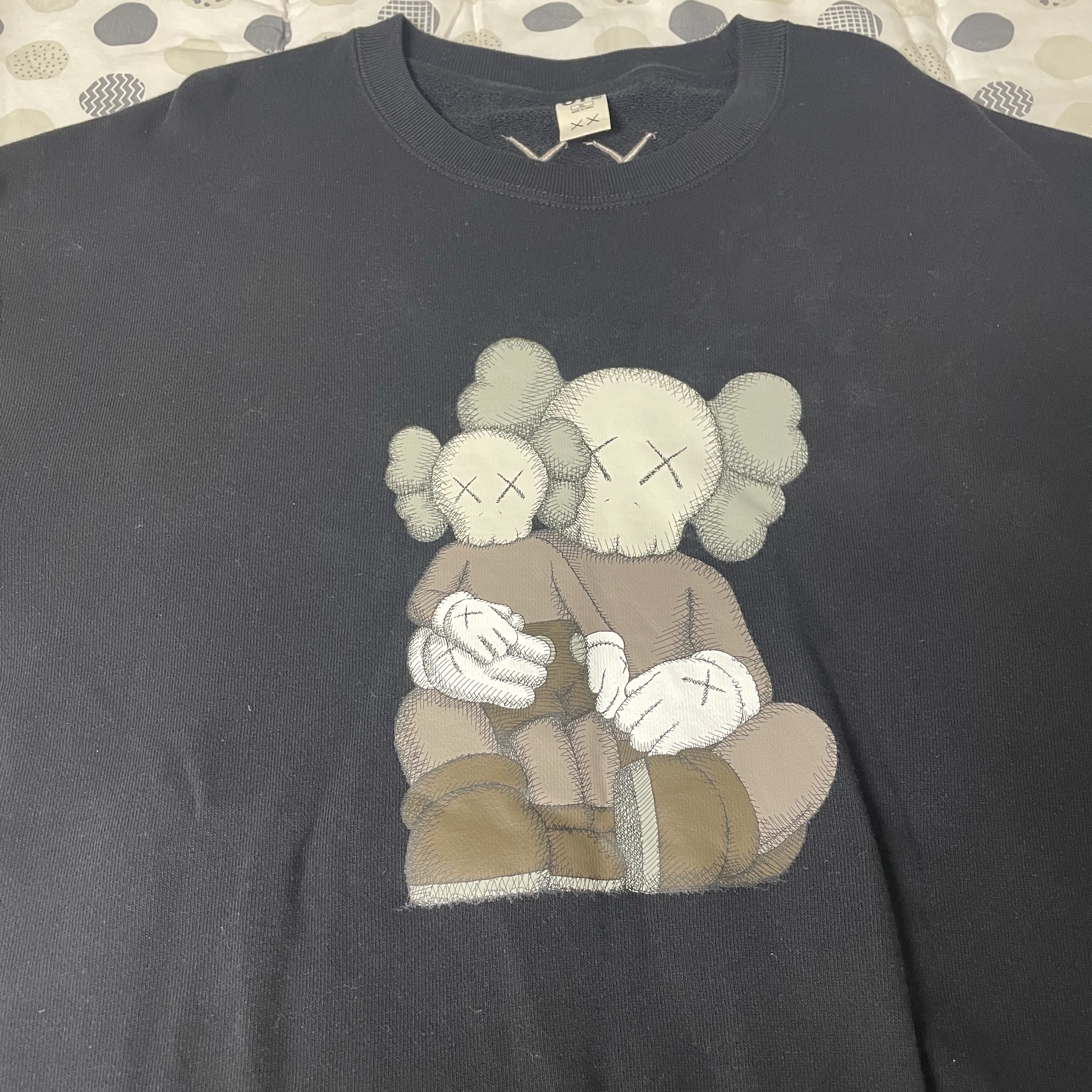 Uniqlo UT x Kaws Long Sleeve Sweatshirt Black 착용 스타일