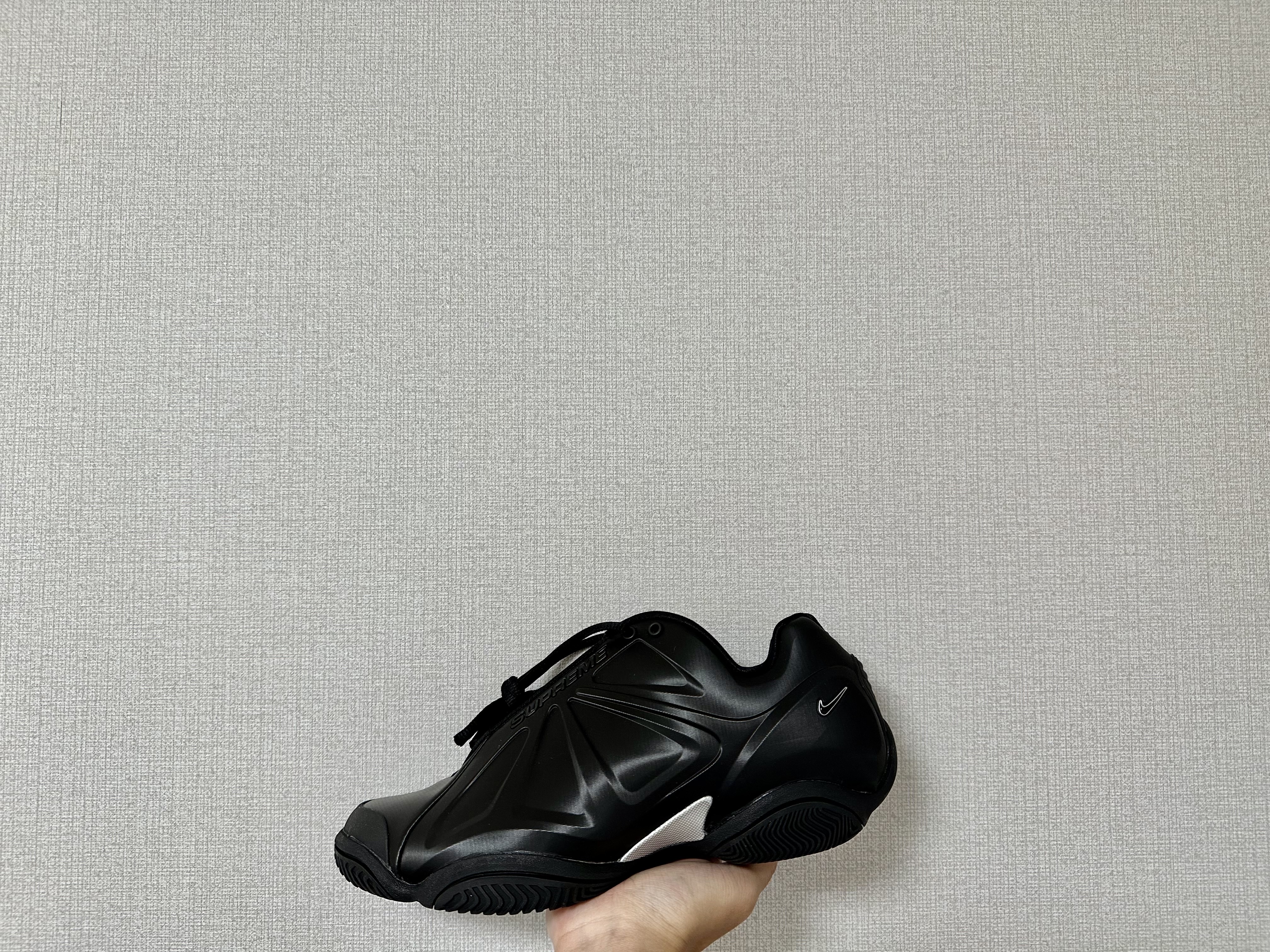 Nike x Supreme Air Zoom Courtposite SP Black Metallic Silver 착용 스타일 - 2