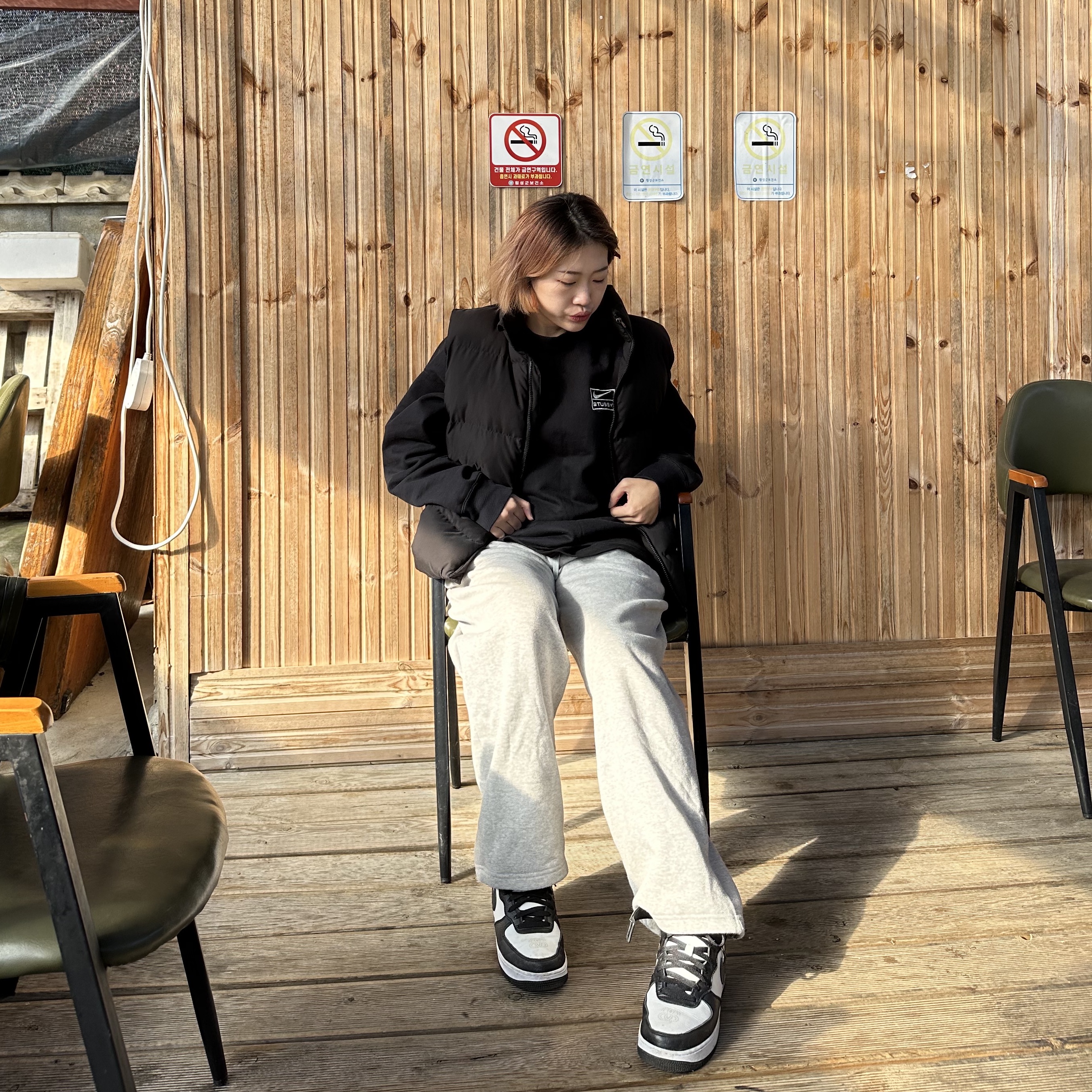 Nike x Stussy NRG Washed Fleece Crewneck Black (DO5310-010), Nike x Stussy Air Force 1 '07 Mid SP Black and Light Bone 착용 스타일 - 3