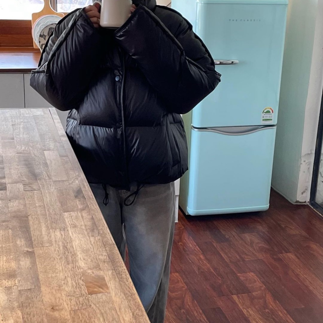 (W) Insilence Glossy Goose Down Jacket Black 착용 스타일
