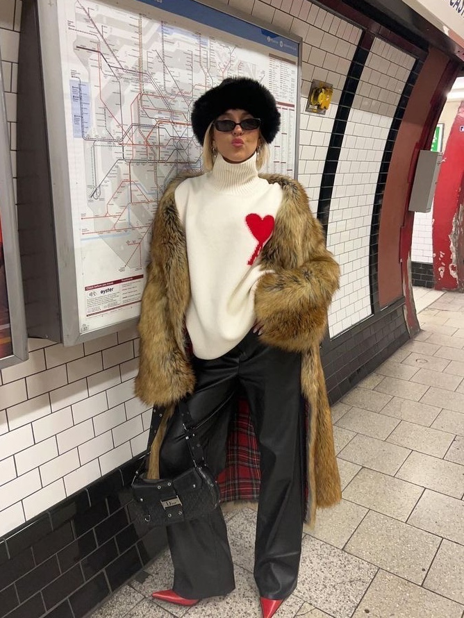 AMI de Coeur Oversize Intarsia Funnel Neck Sweater Off White 착용 스타일