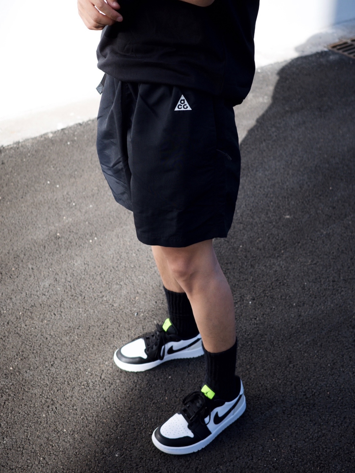 Jordan 1 Low Golf Black White and Volt 착용 스타일