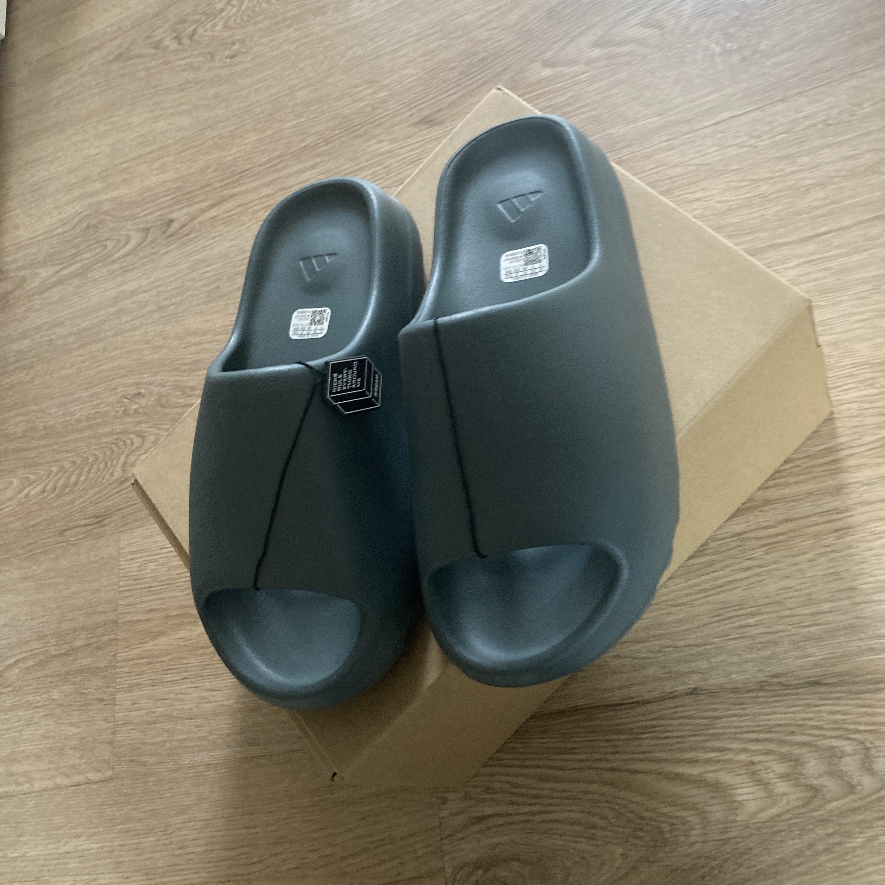 Adidas Yeezy Slide Slate Marine 착용 스타일 - 2