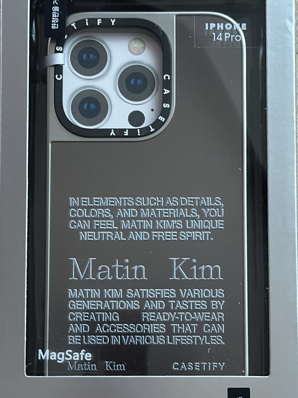 Casetify x Matin Kim iPhone Letter Magsafe Mirror Case Silver 착용 스타일 - 1