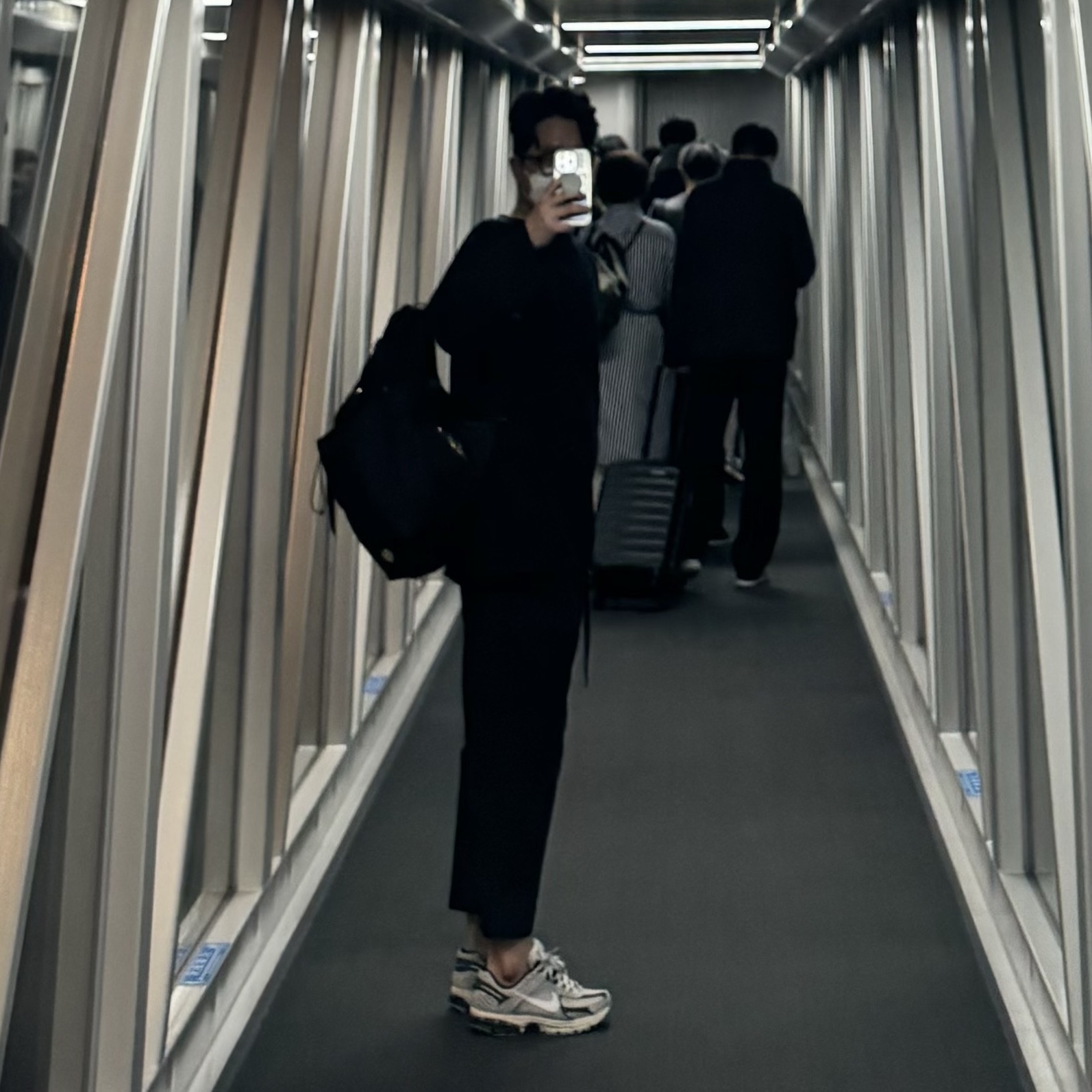 Nike Zoom Vomero 5 Light Bone and Black 착용 스타일