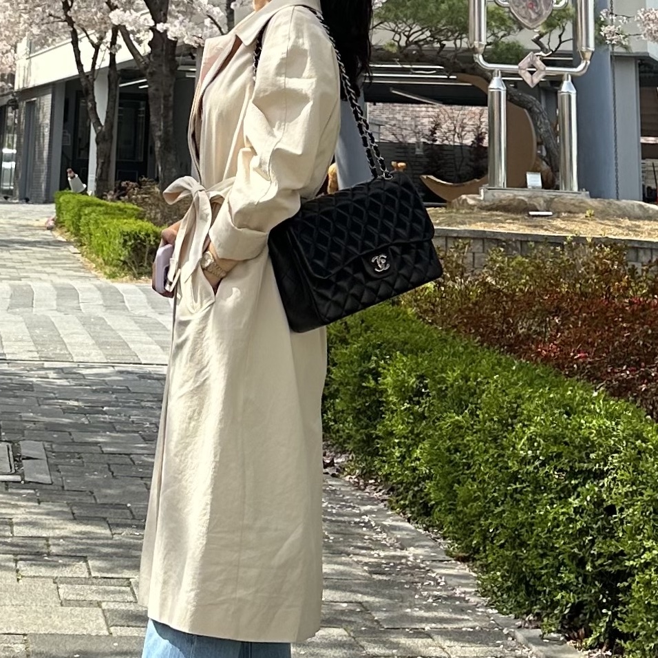 Chanel Large Classic Handbag Grained Calfskin & Silver Black, Rolex Lady-Datejust 28mm 279173 Silver Diamond-Set Jubilee 착용 스타일