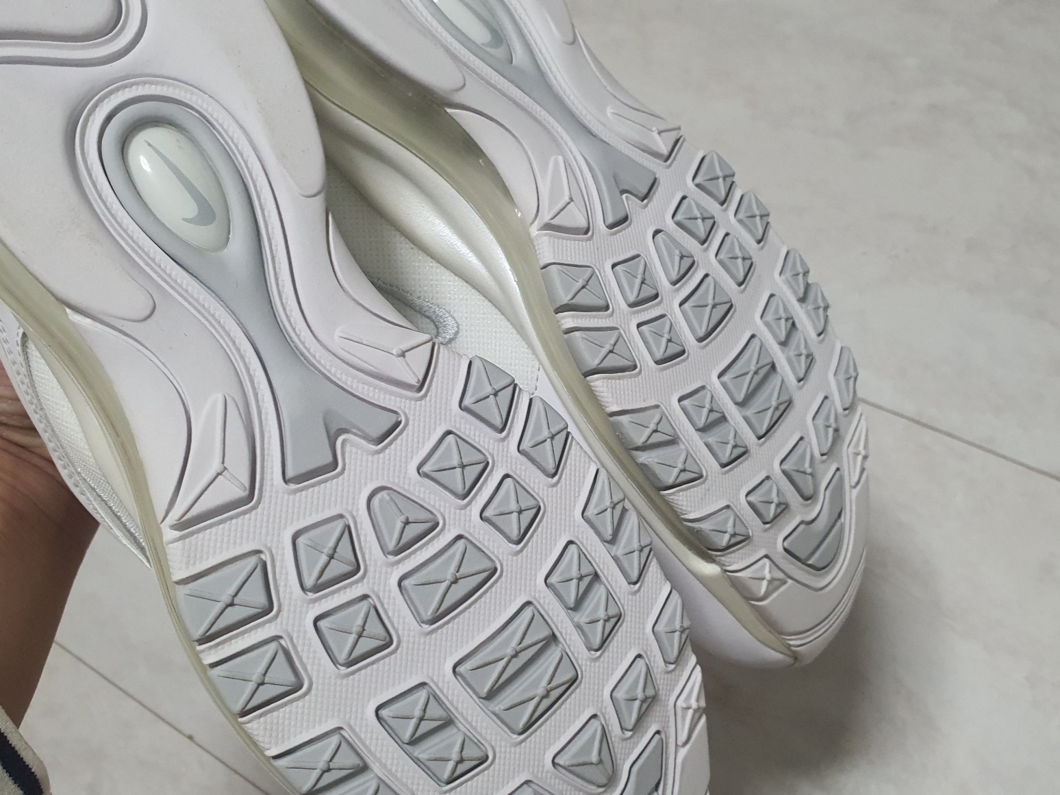 Nike Air Max 97 Triple White Wolf Grey 착용 스타일 - 2