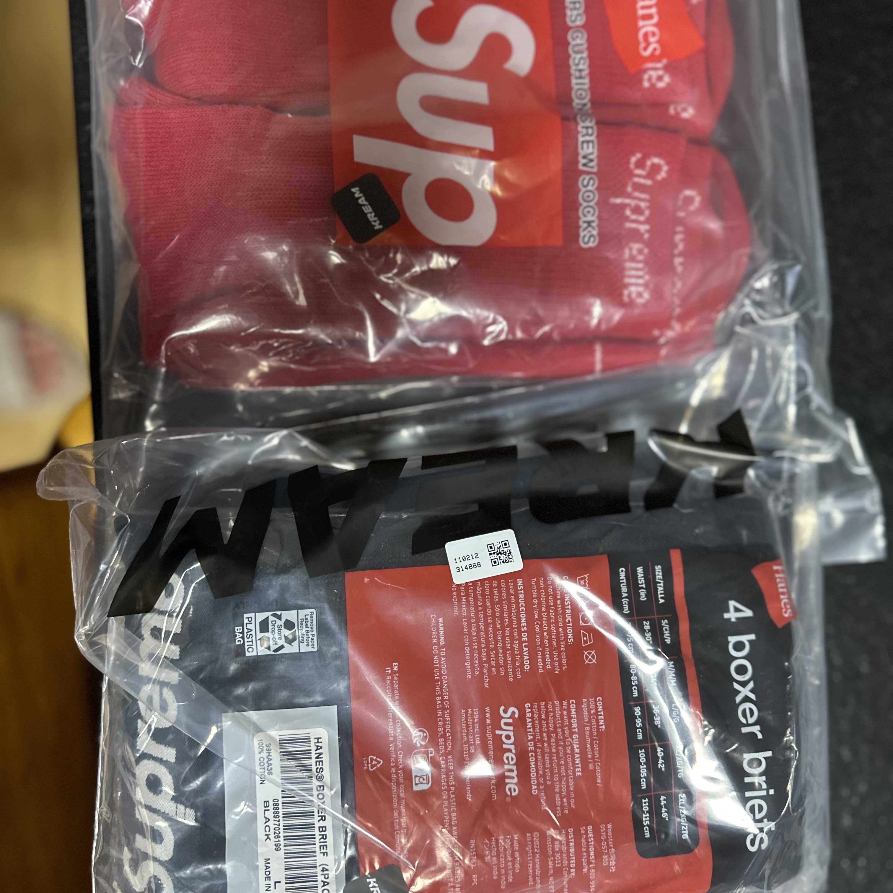 Supreme Hanes Boxer Briefs Black (4 Pack), Supreme Hanes Crew Socks Red (4 Pack) 착용 스타일