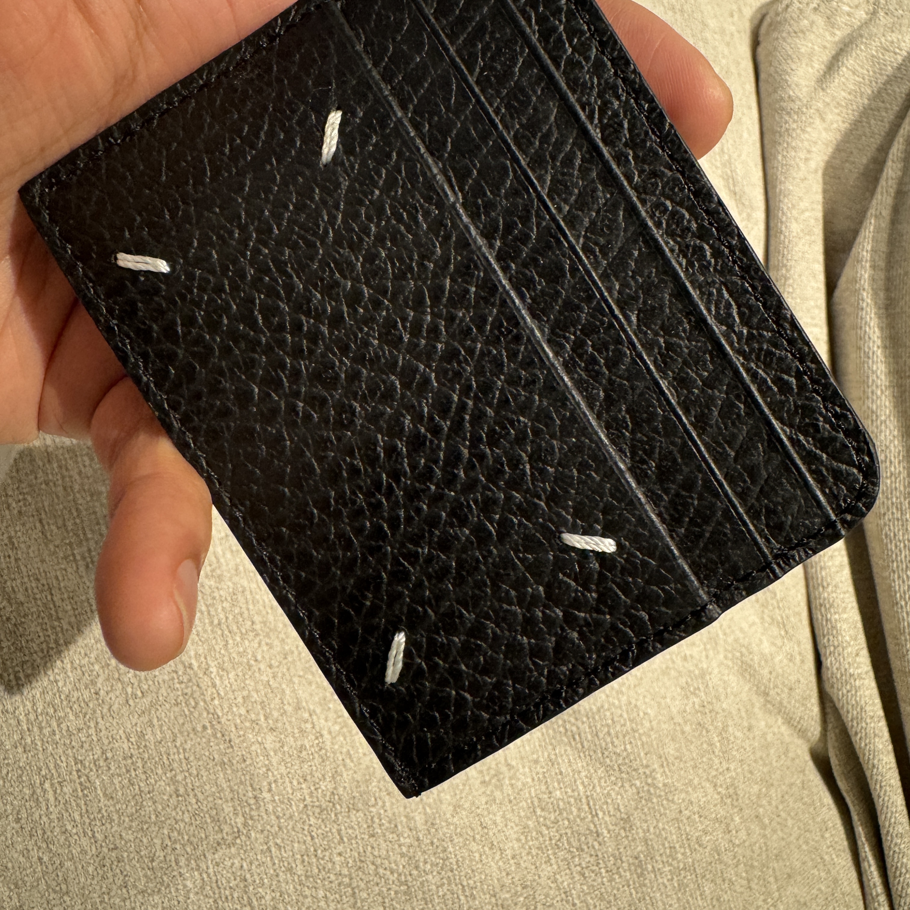 Maison Margiela Stitch Card Holder Black 착용 스타일 - 5