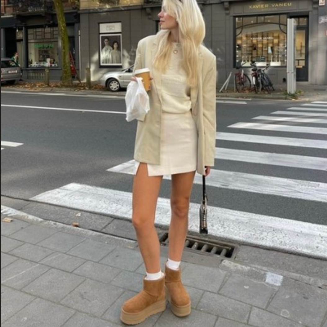 (W) UGG Classic Mini Platform Boots Chestnut 착용 스타일 - 2