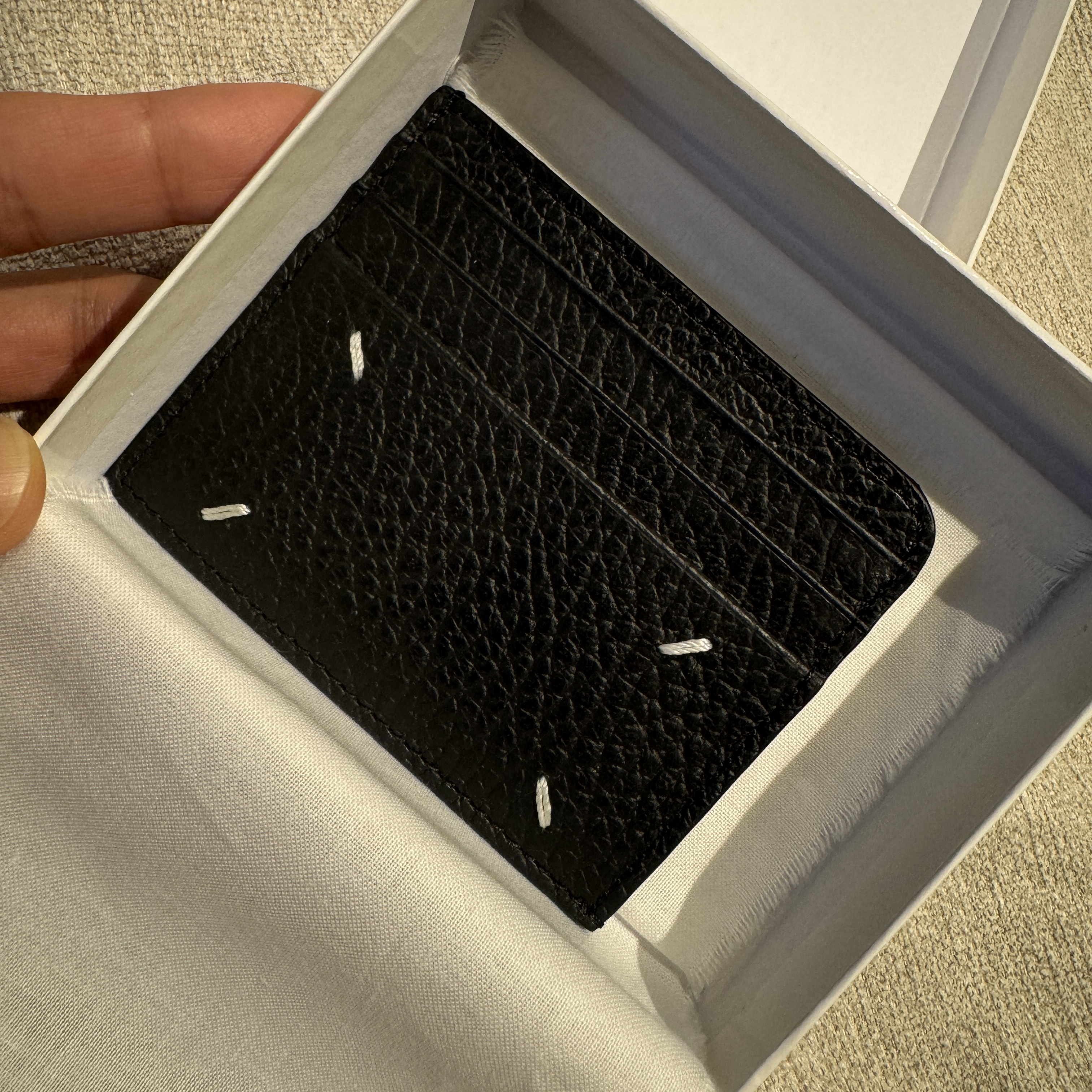 Maison Margiela Stitch Card Holder Black 착용 스타일 - 2