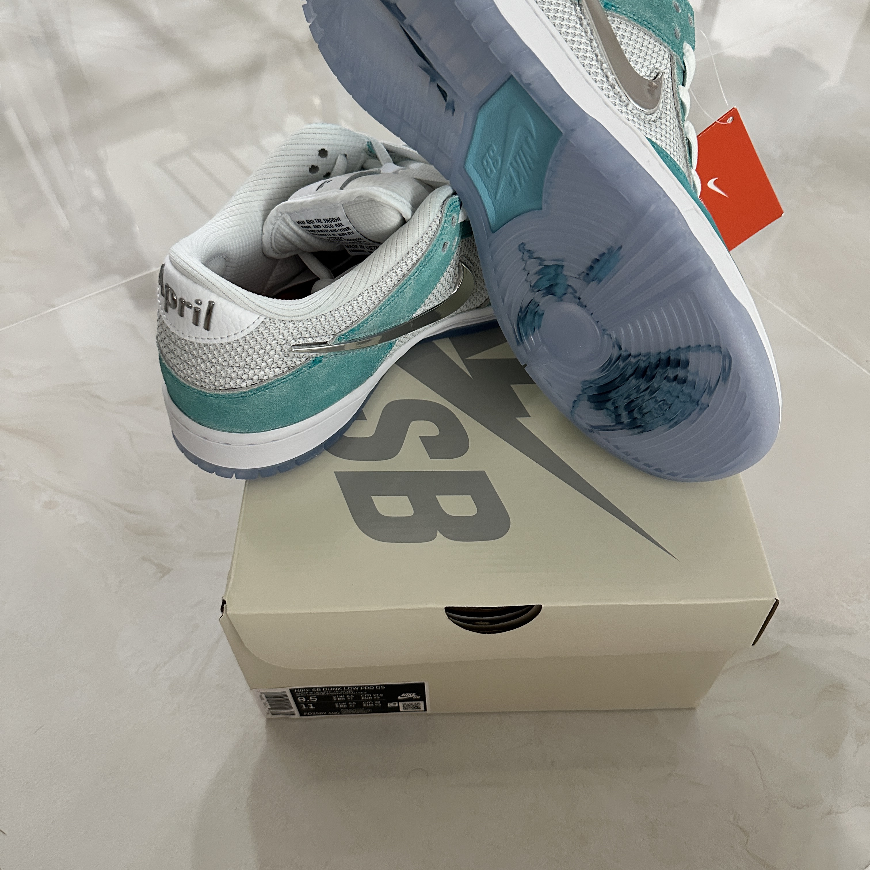 Nike x April Skateboards SB Dunk Low Pro QS Racer Blue Metallic Silver 착용 스타일 - 3