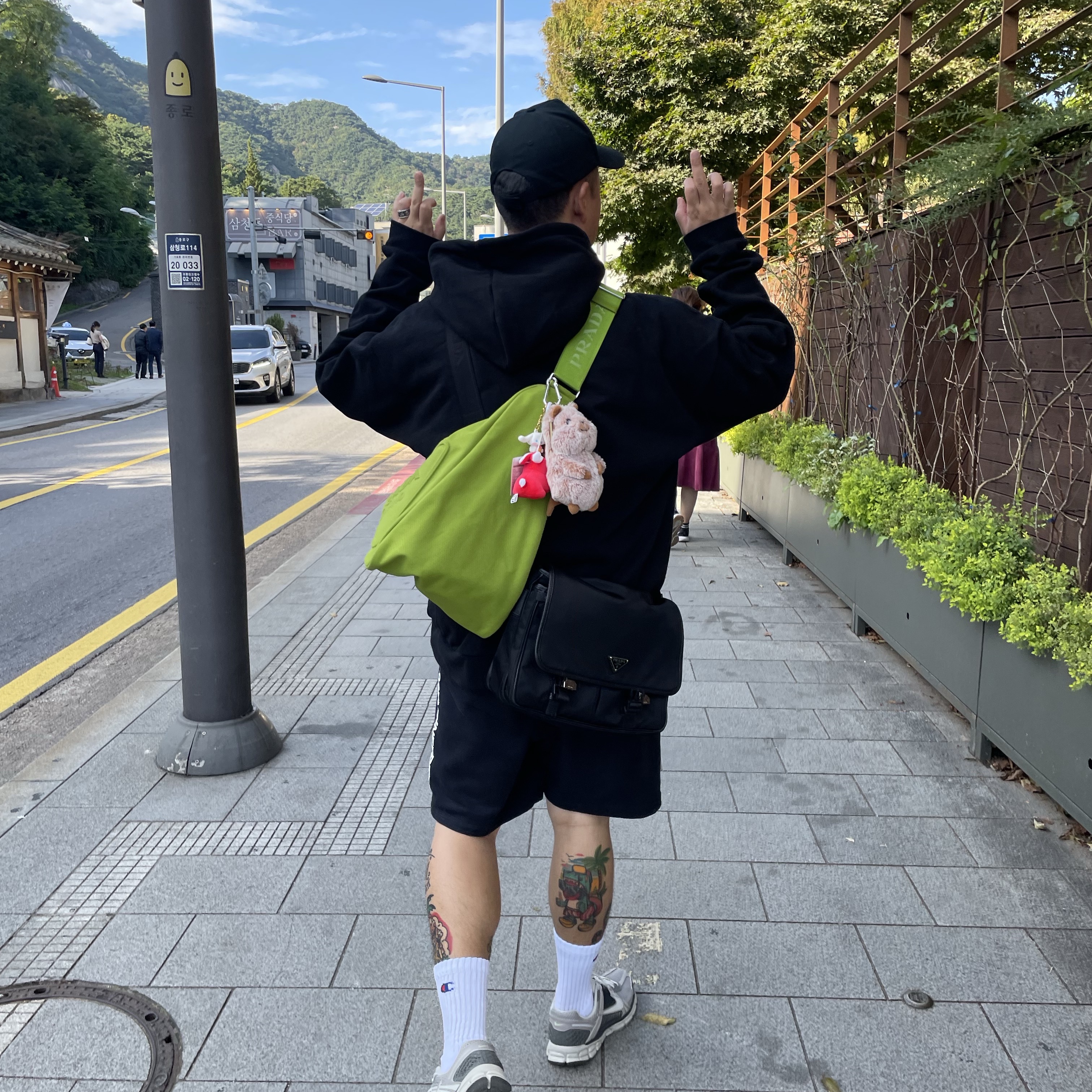 Prada Canvas Triangle Bag Fern Green, (W) Nike Zoom Vomero 5 Cobblestone and Flat Pewter 착용 스타일