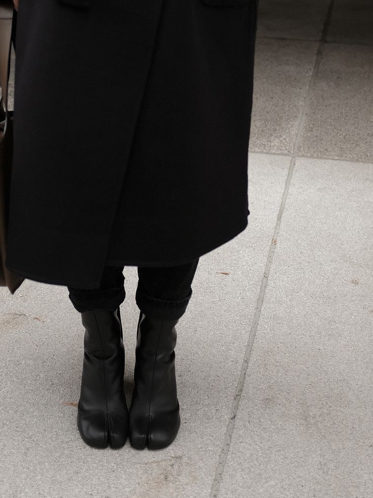 (W) Maison Margiela Tabi Ankle Boots Pale Blue, (W) Maison Margiela Tabi Ballerinas White 착용 스타일 - 5