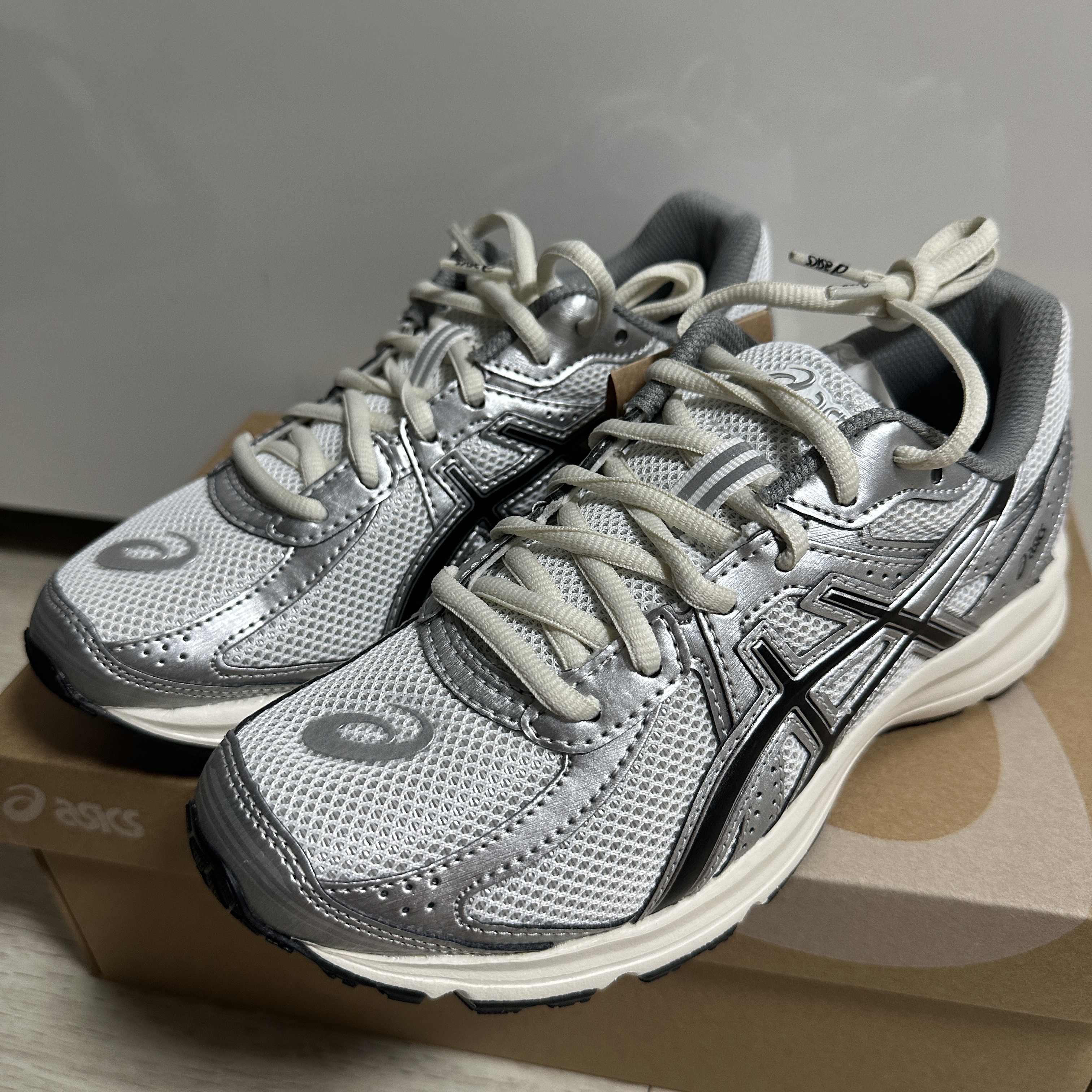 Asics Jog 100 S White Black - 2E Wide 착용 스타일