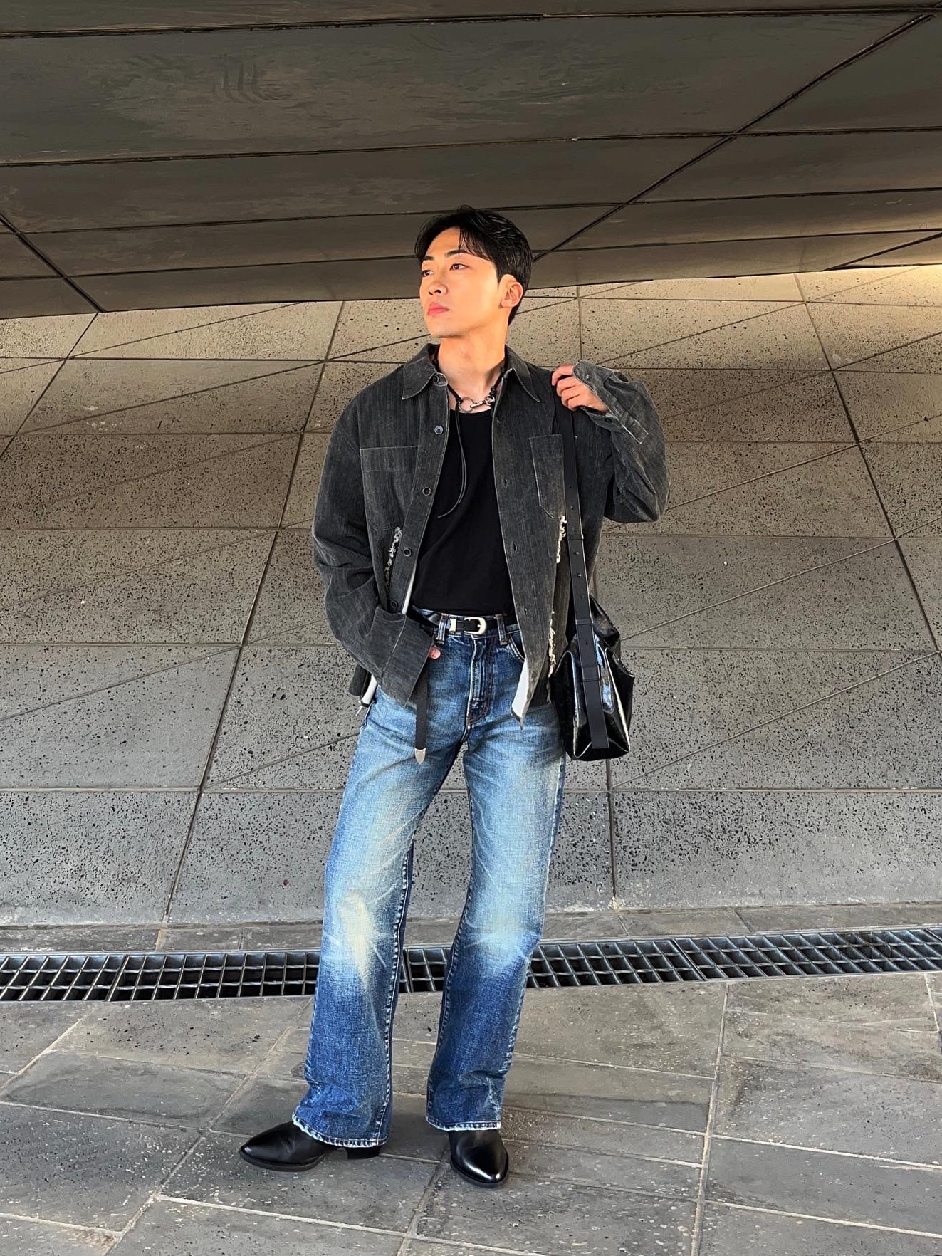 Our Legacy Ladon Leather Keychain Black 착용 스타일