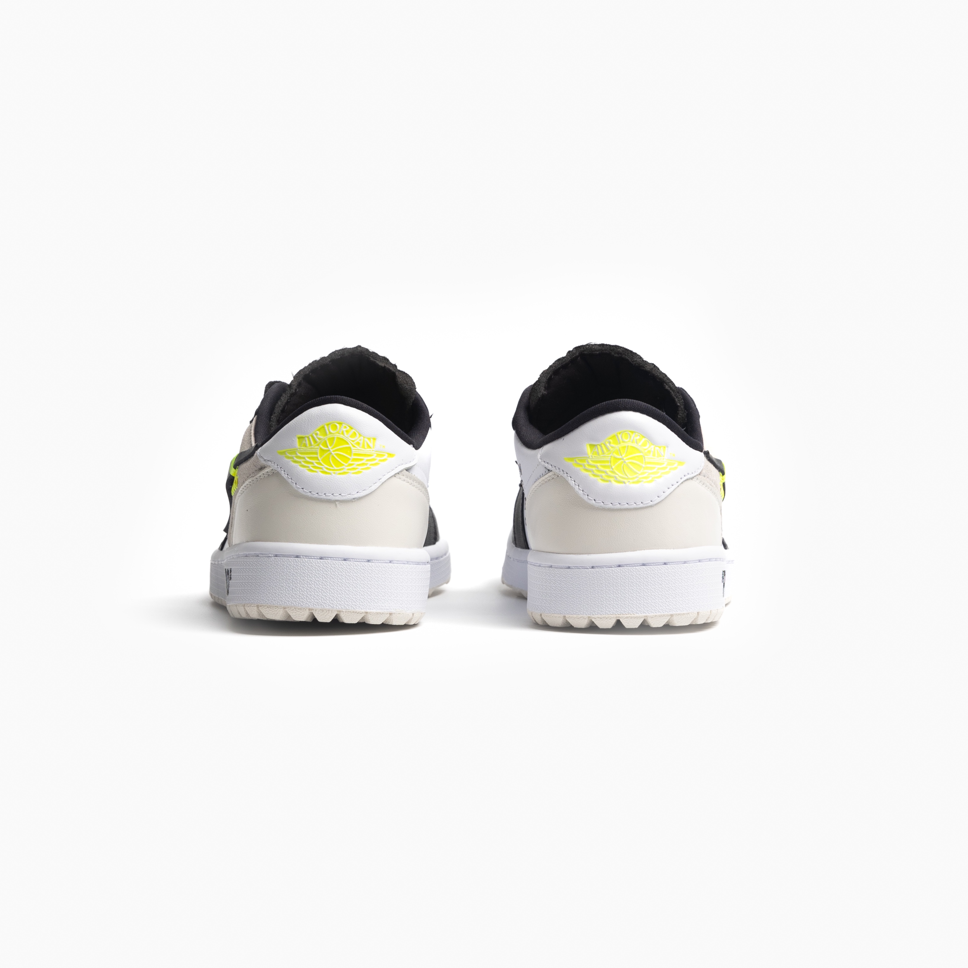 Jordan 1 Low Golf Black White and Volt 착용 스타일 - 6