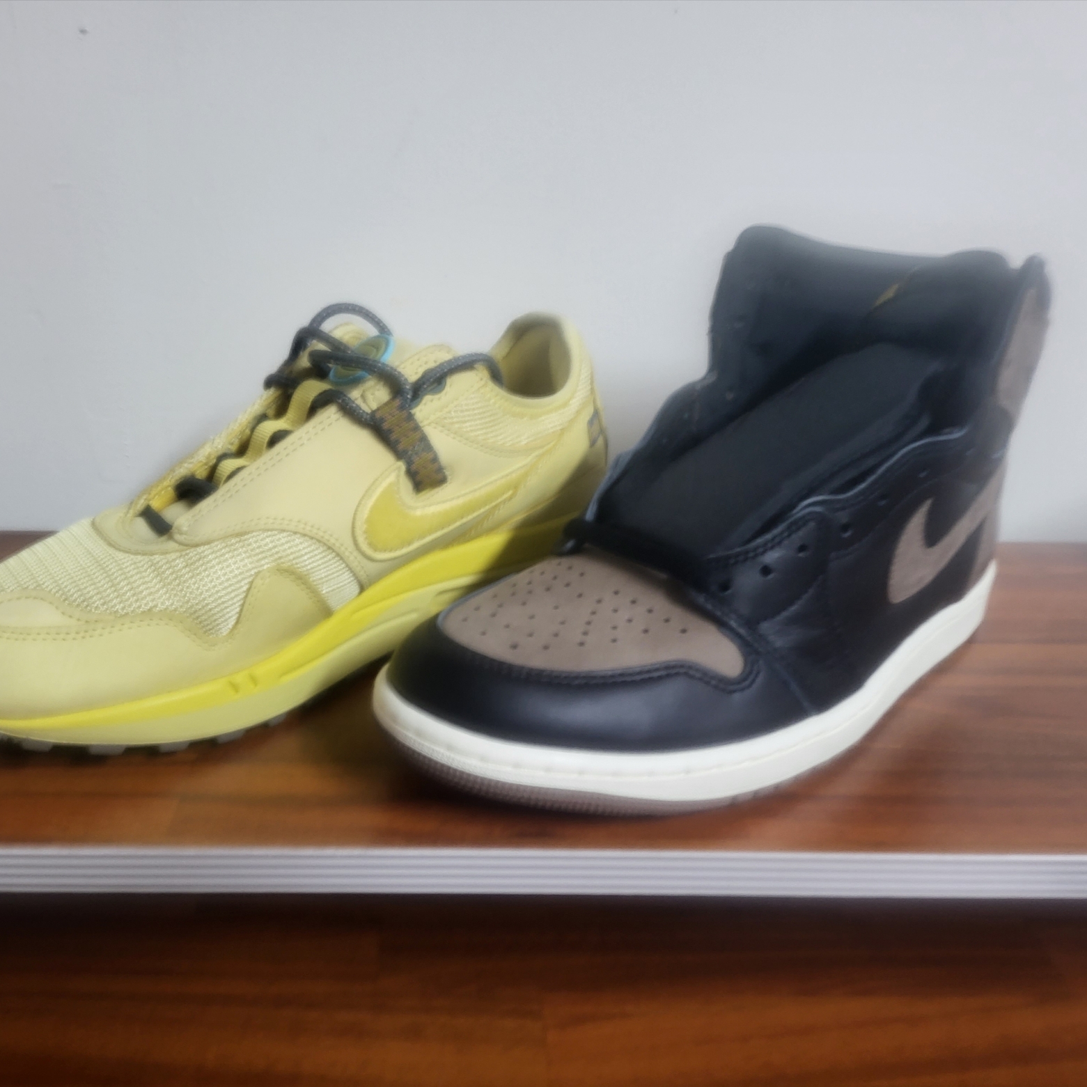 Nike x Travis Scott Air Max 1 Cact.us Gold, Jordan 1 Retro High OG Palomino 착용 스타일 - 1