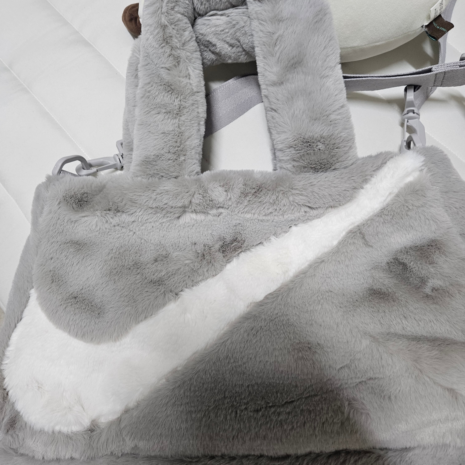 Nike NSW Faux Fur Tote Bag Light Iron Ore 착용 스타일