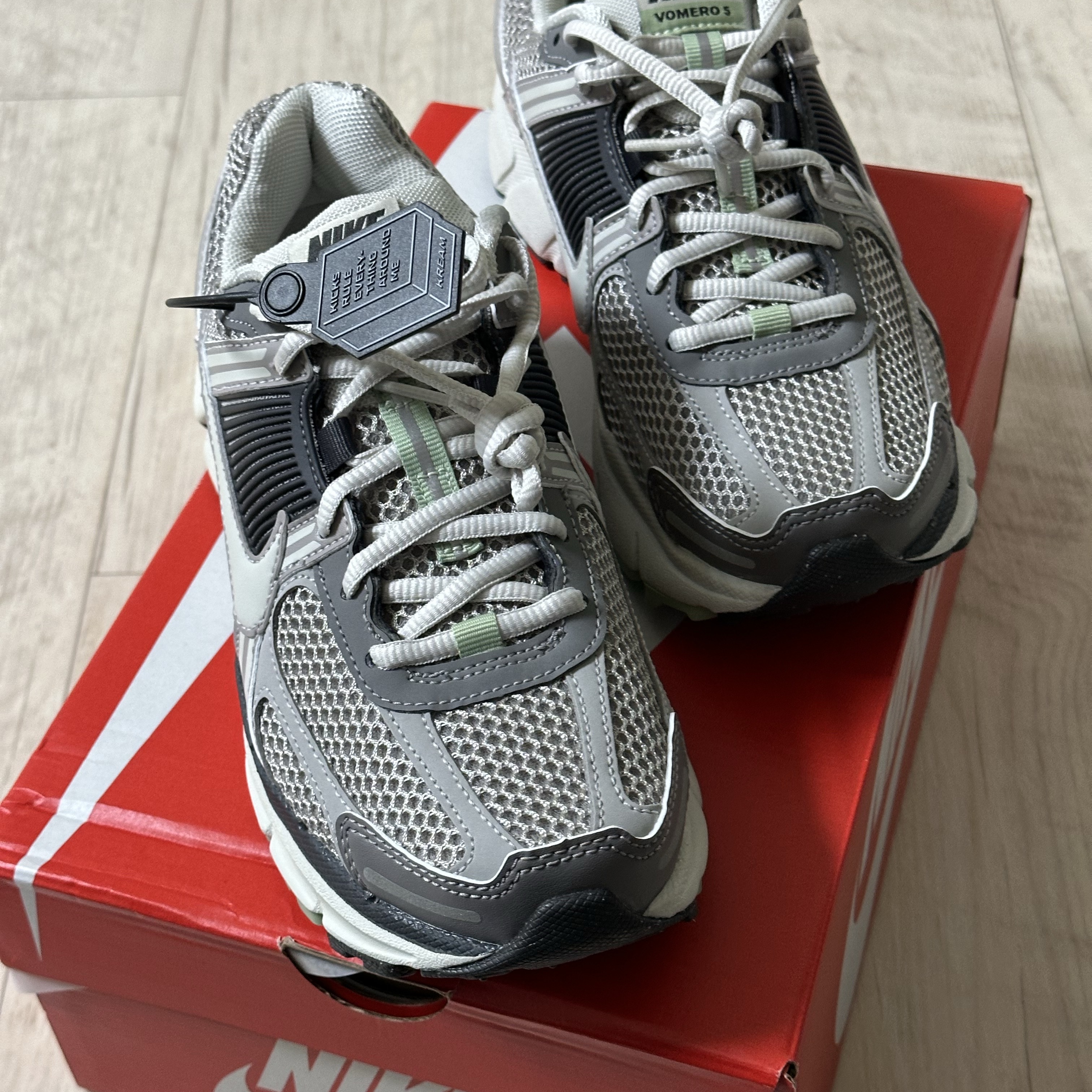 (W) Nike Zoom Vomero 5 Cobblestone and Flat Pewter 착용 스타일