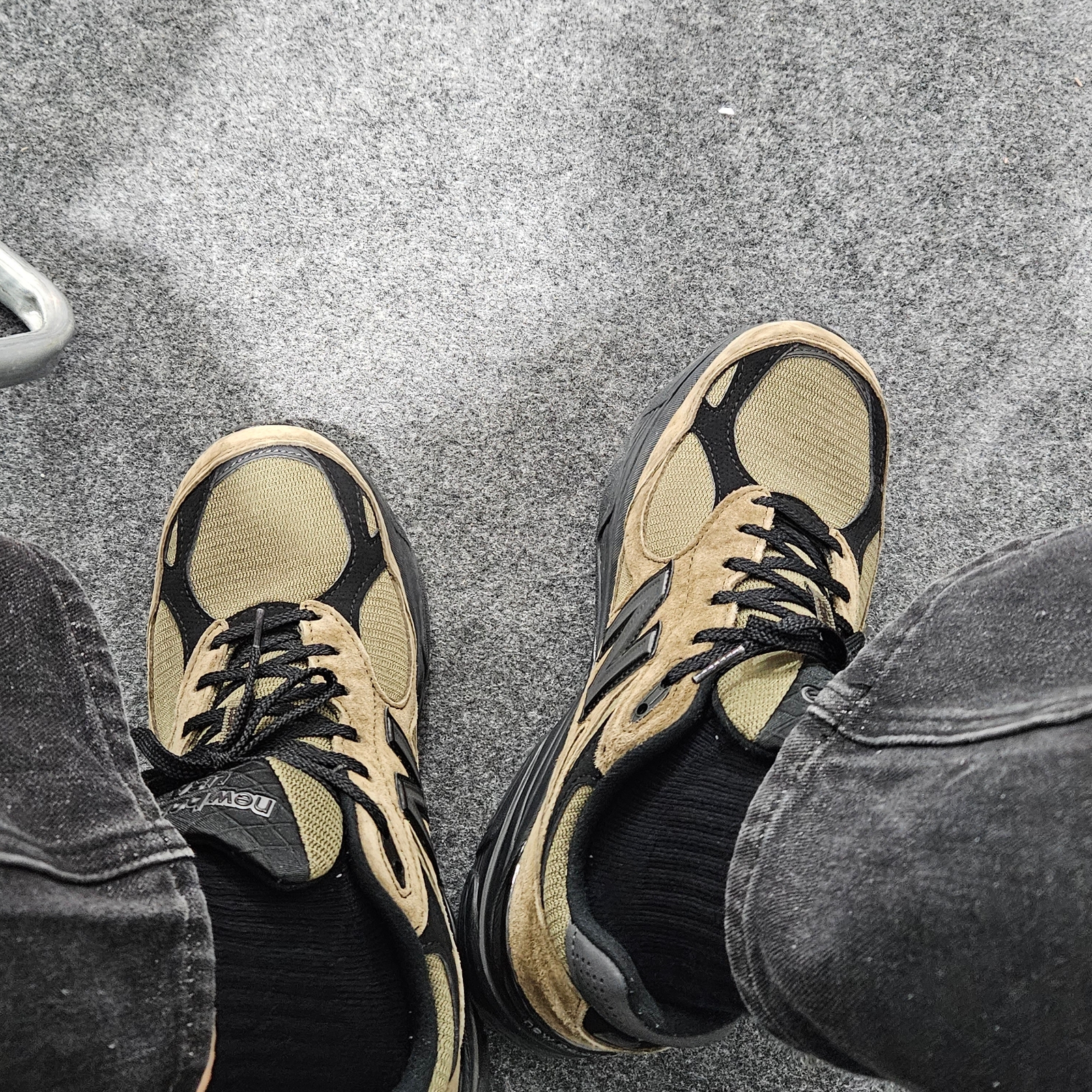 New Balance x JJJJound 990v3 Brown Black 착용 스타일 - 1