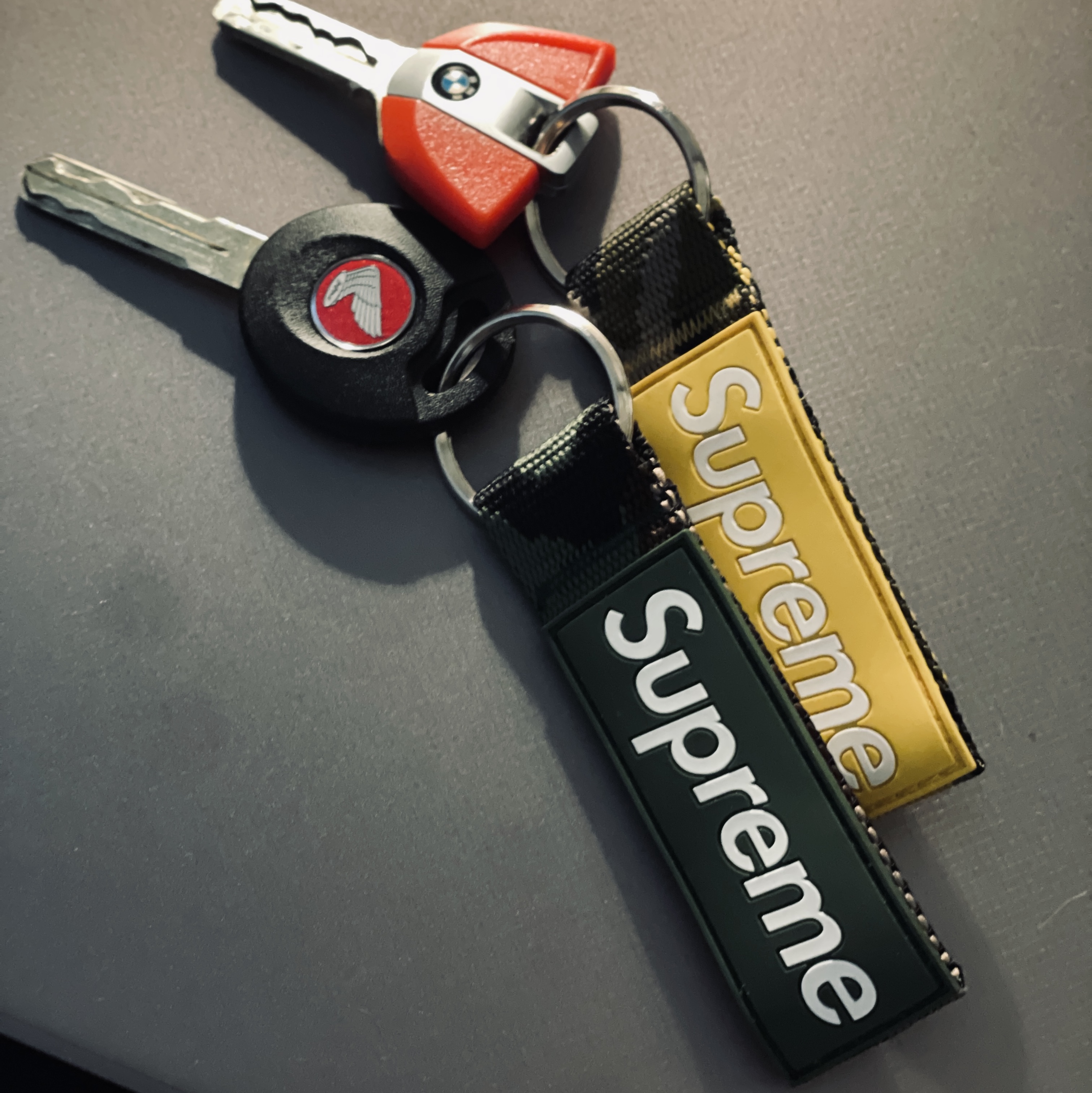 Supreme Webbing Keychain Green Camo - 23SS 착용 스타일
