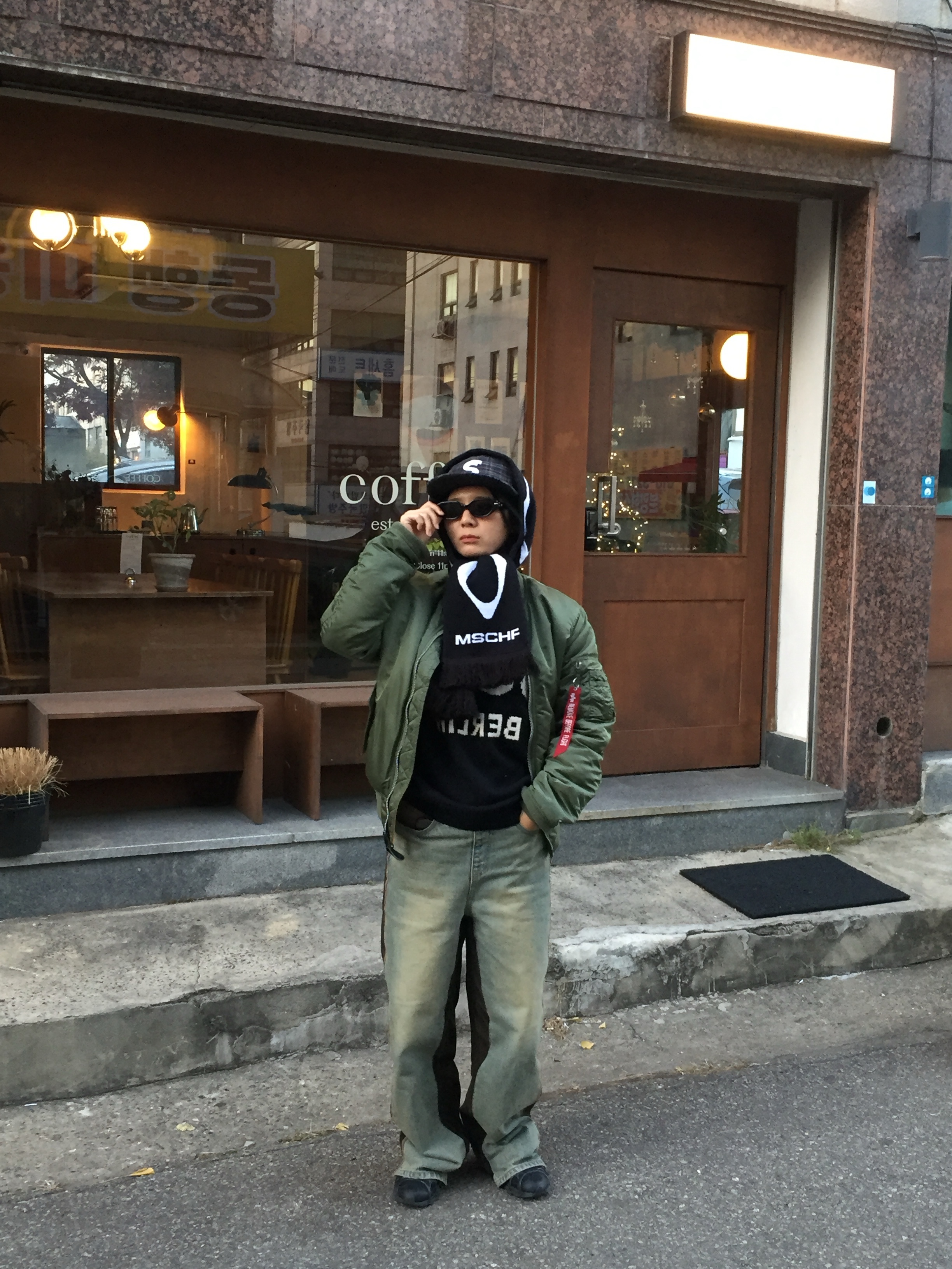 Nike Air Kukini Triple Black, Mischief Rhombus Stadium Scarf Black 착용 스타일 - 2