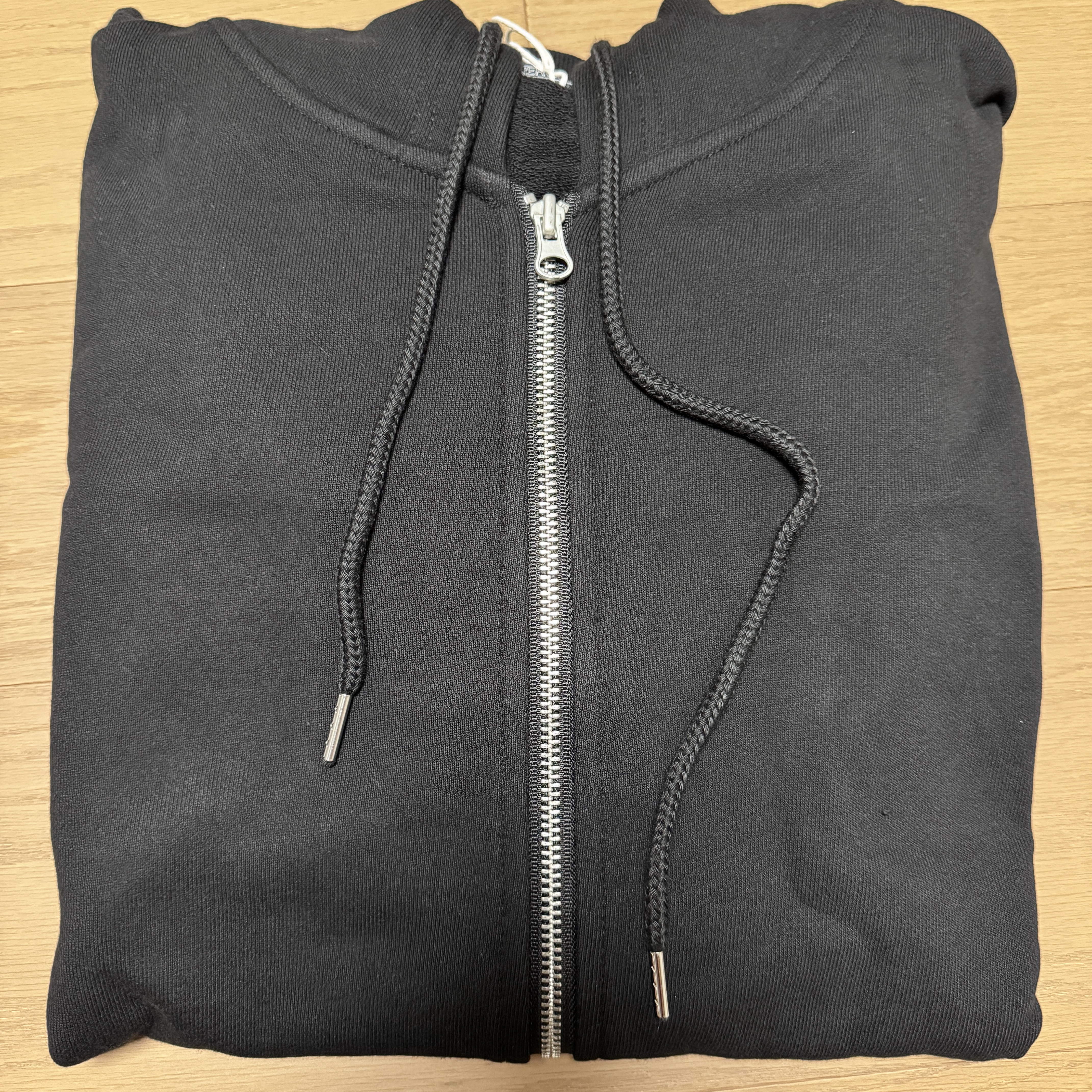 NewJeans Hoodie Black 착용 스타일 - 2