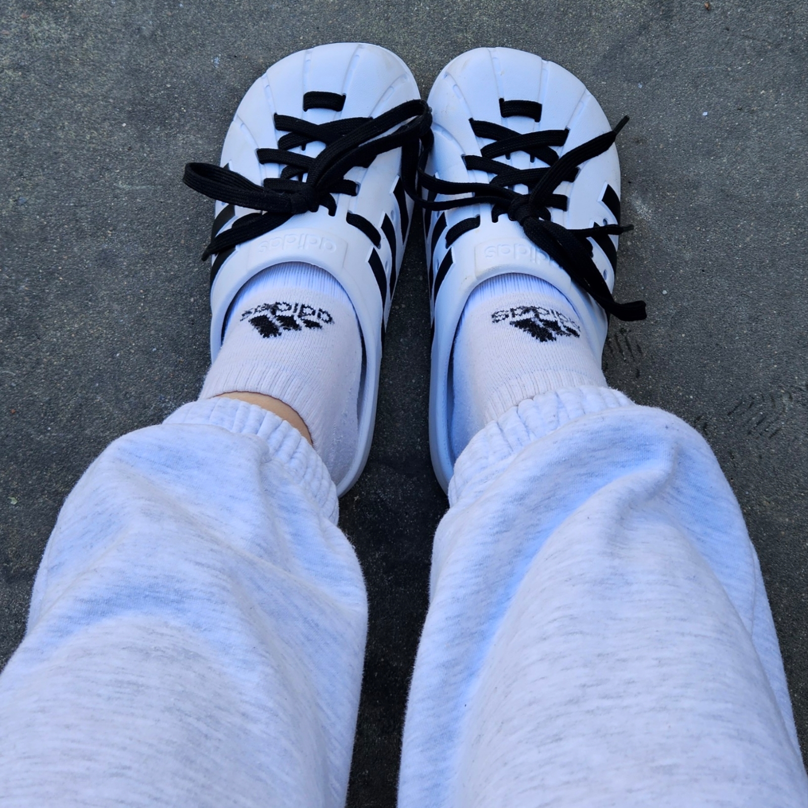 Adidas Adilette Clog White Black 착용 스타일
