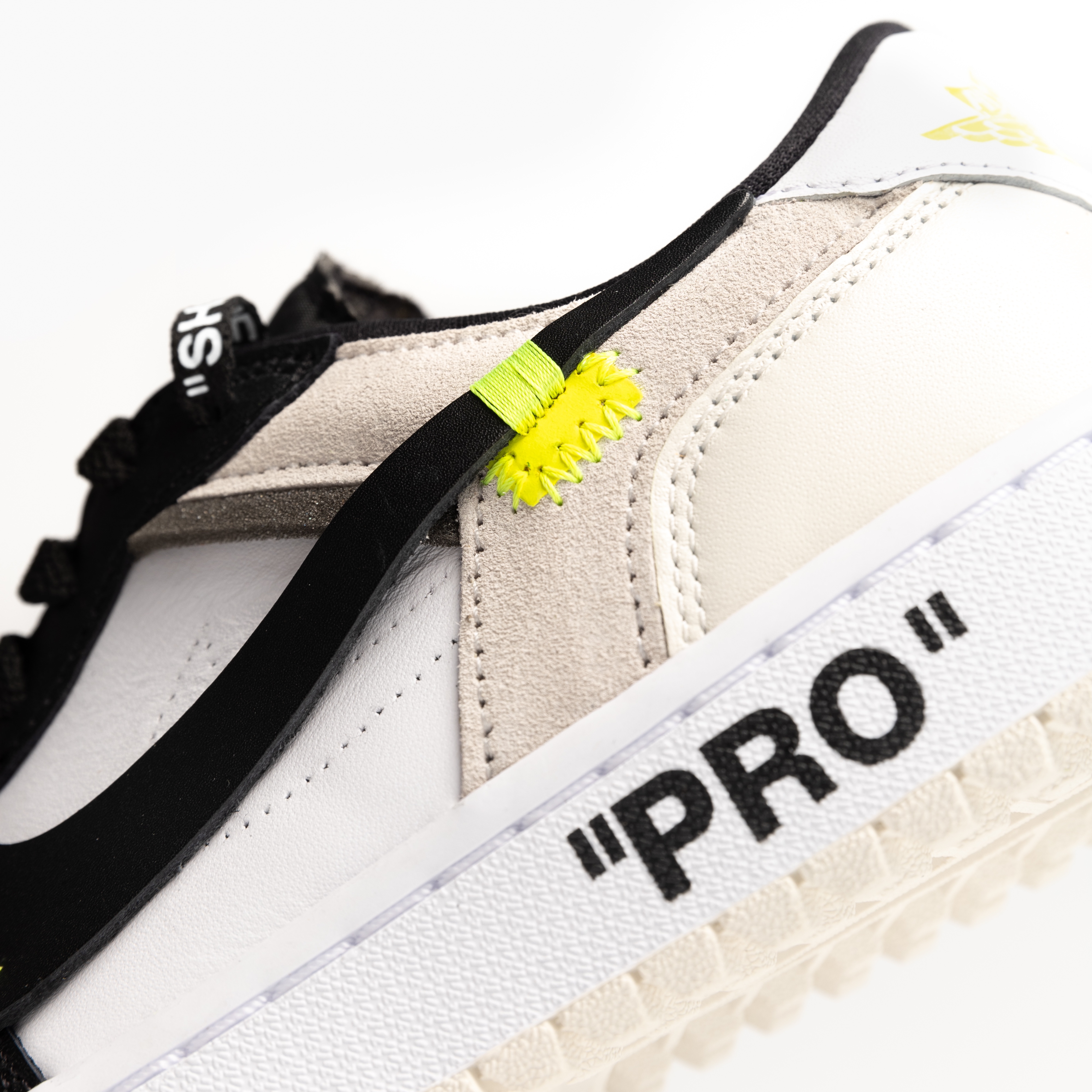 Jordan 1 Low Golf Black White and Volt 착용 스타일 - 8