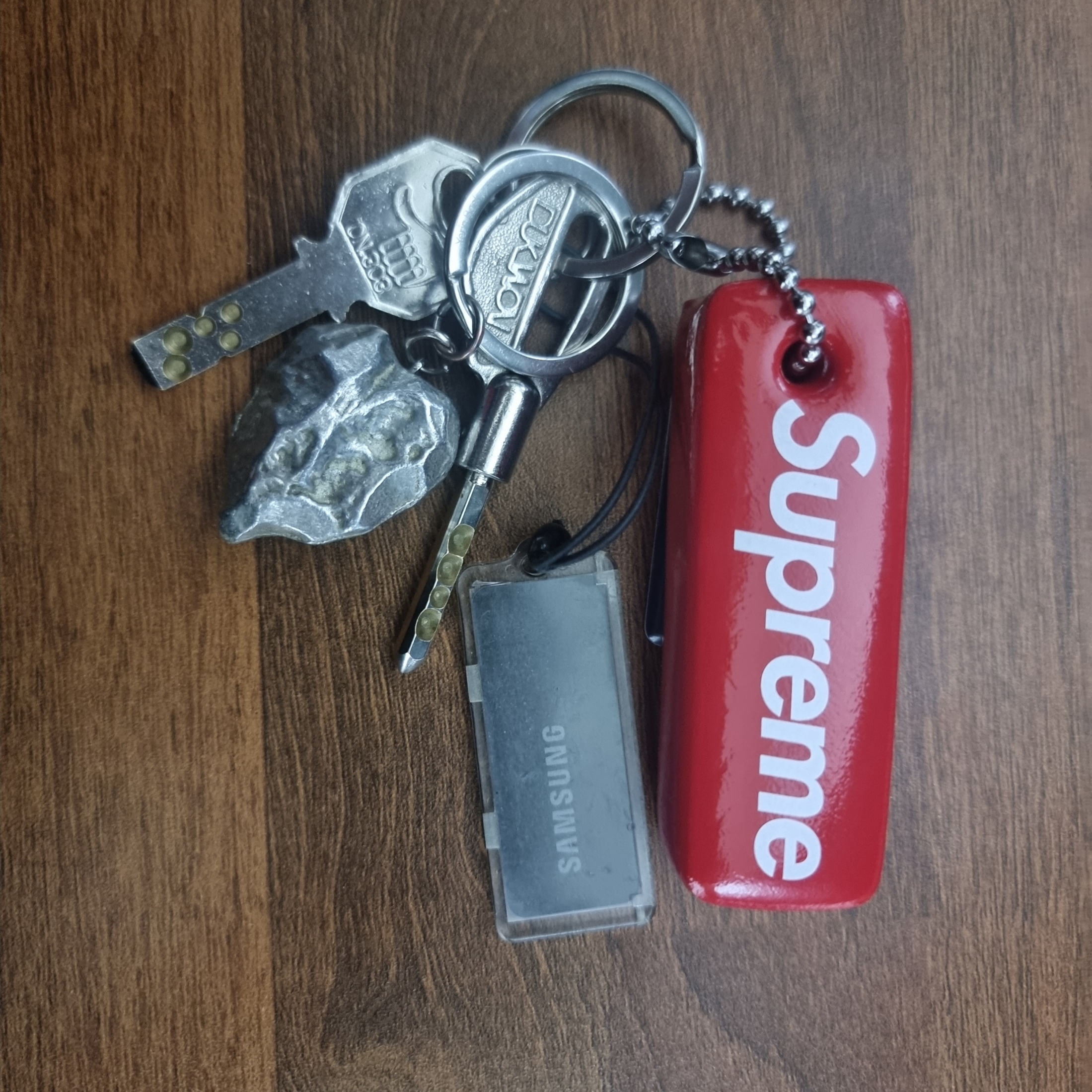 Supreme Floating Keychain Red - 23FW 착용 스타일 - 1
