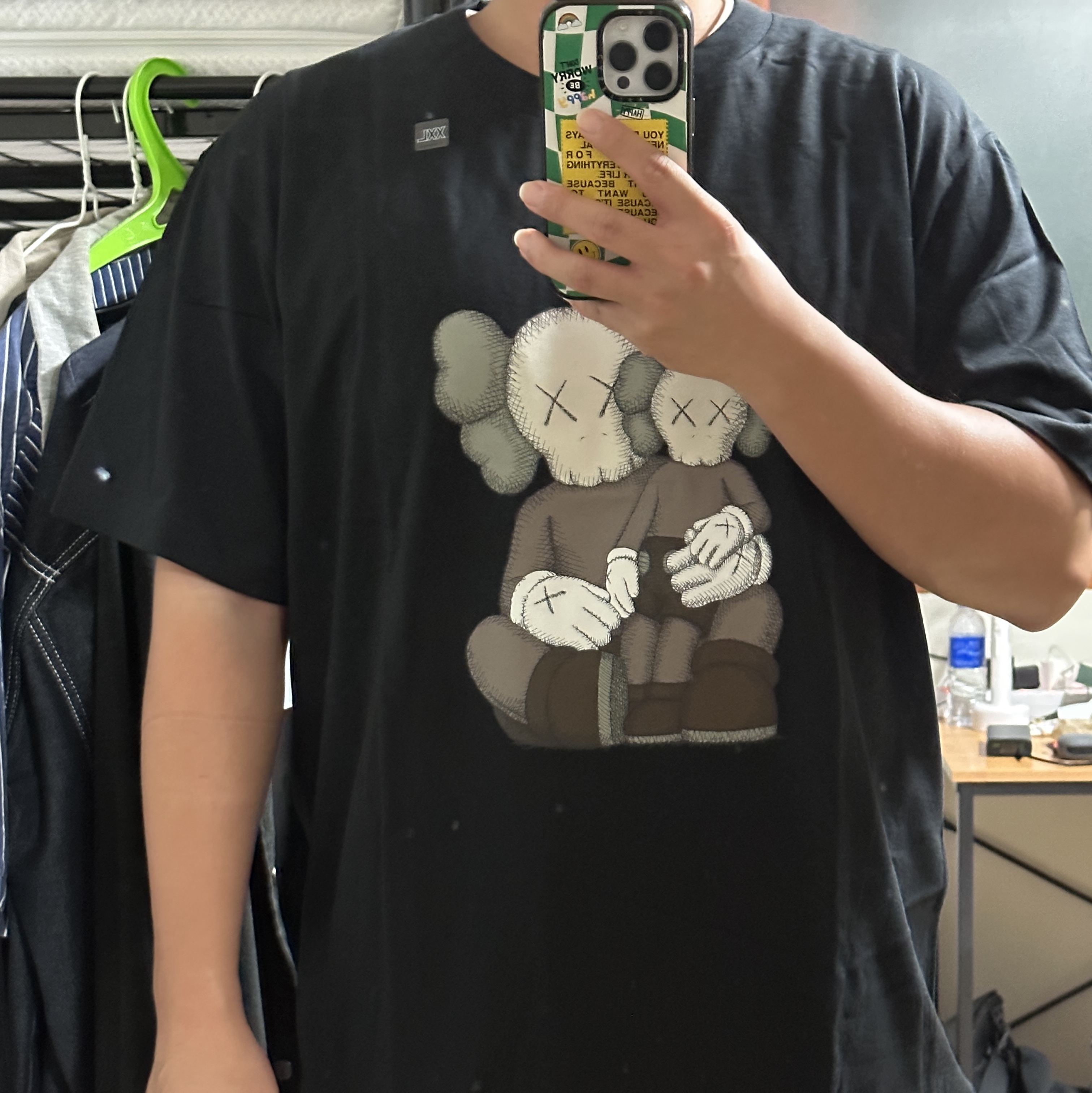 Uniqlo UT x Kaws Short Sleeve Graphic T-Shirt Black 착용 스타일