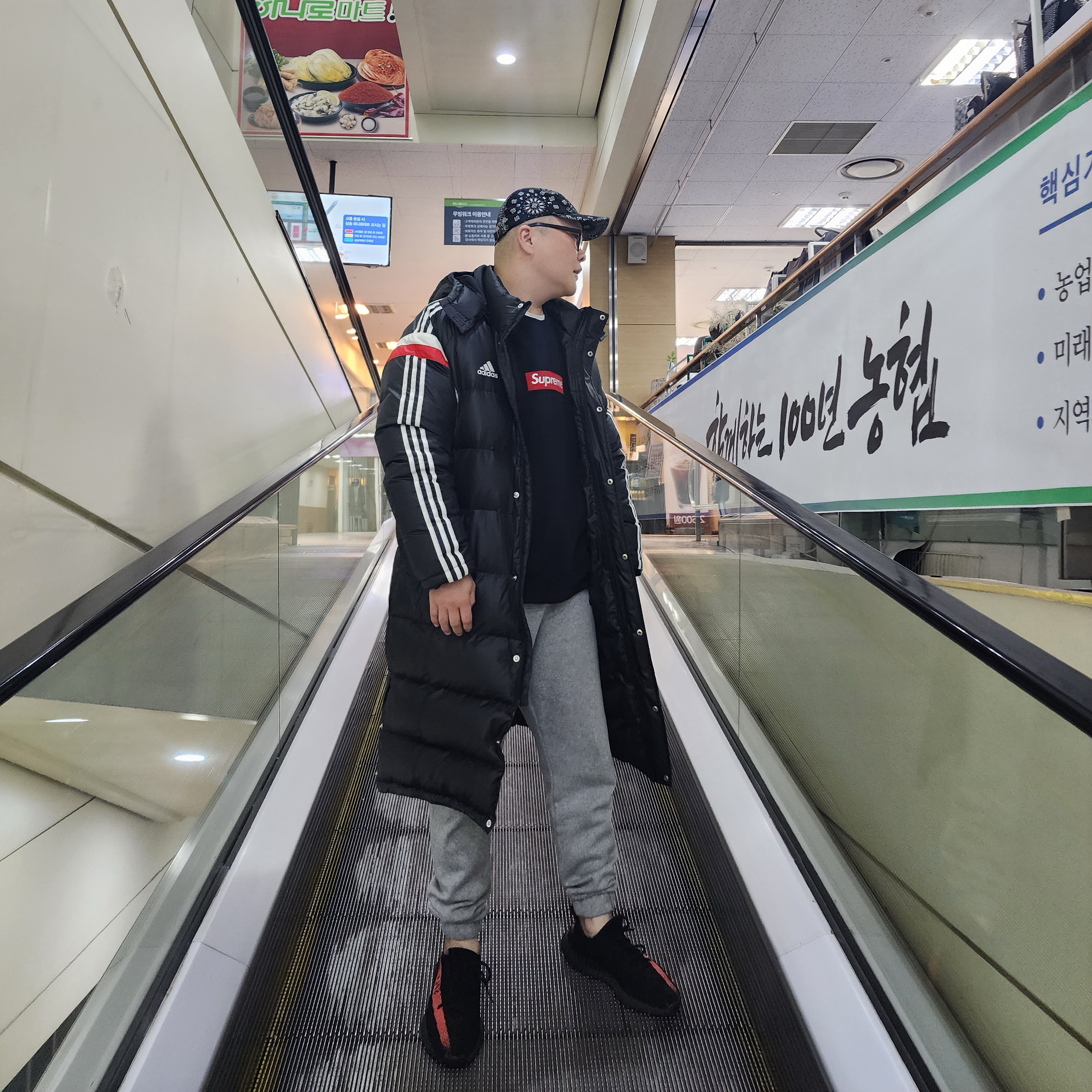 Supreme Bandana Camp Cap Black - 21SS, Supreme Box Logo Crewneck Black - 22FW 착용 스타일