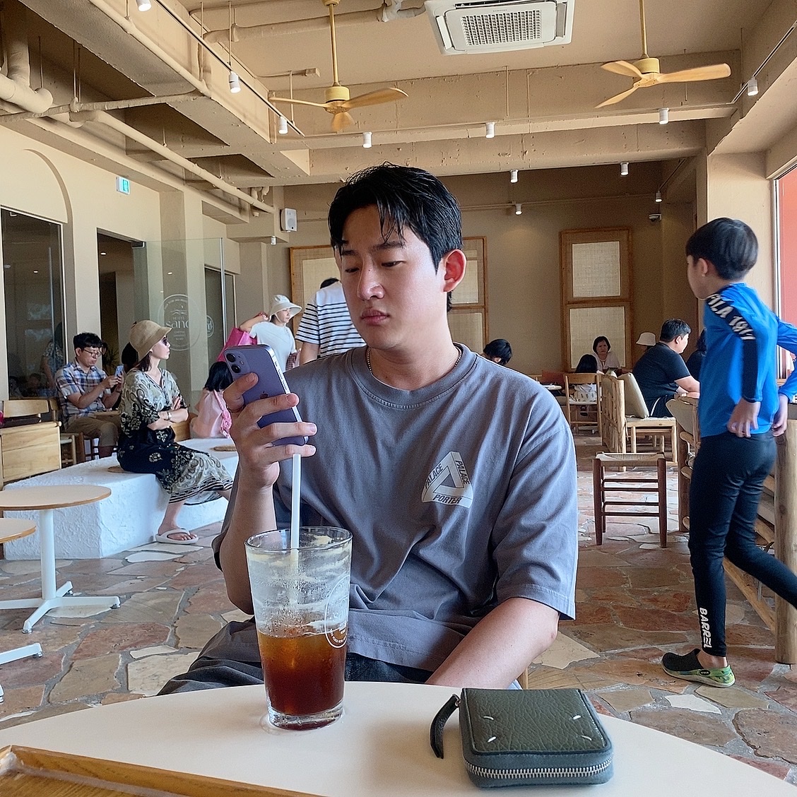 Palace x Porter Tri-Ferg Bell Boy T-Shirt Gray 착용 스타일