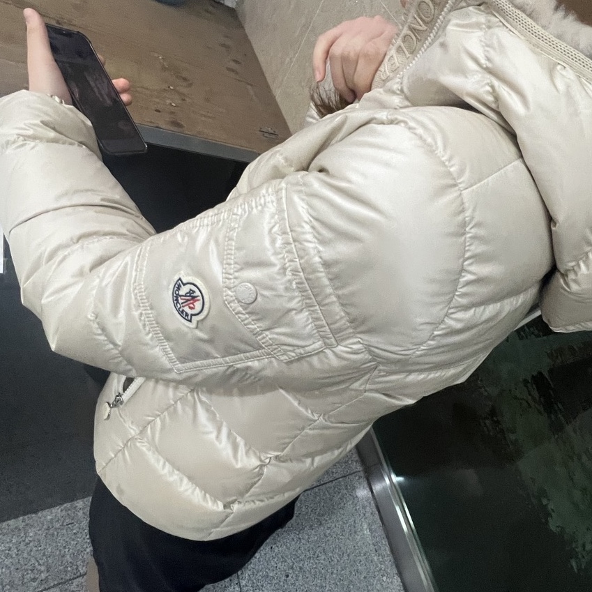 (W) Moncler Gles Short Down Jacket Vanilla Beige - 23SS 착용 스타일