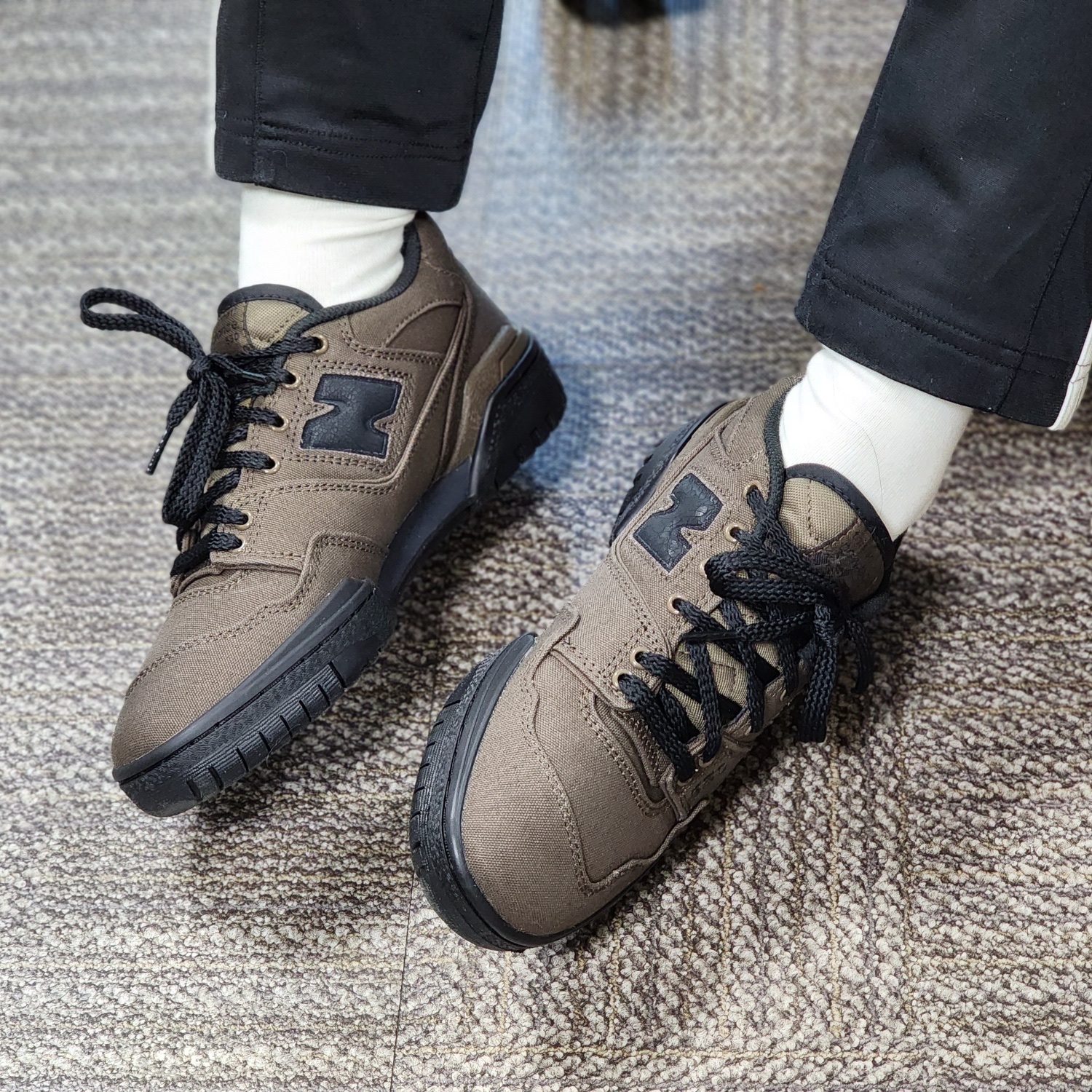 New Balance x Thisisneverthat 550 Brown Black 착용 스타일 - 1